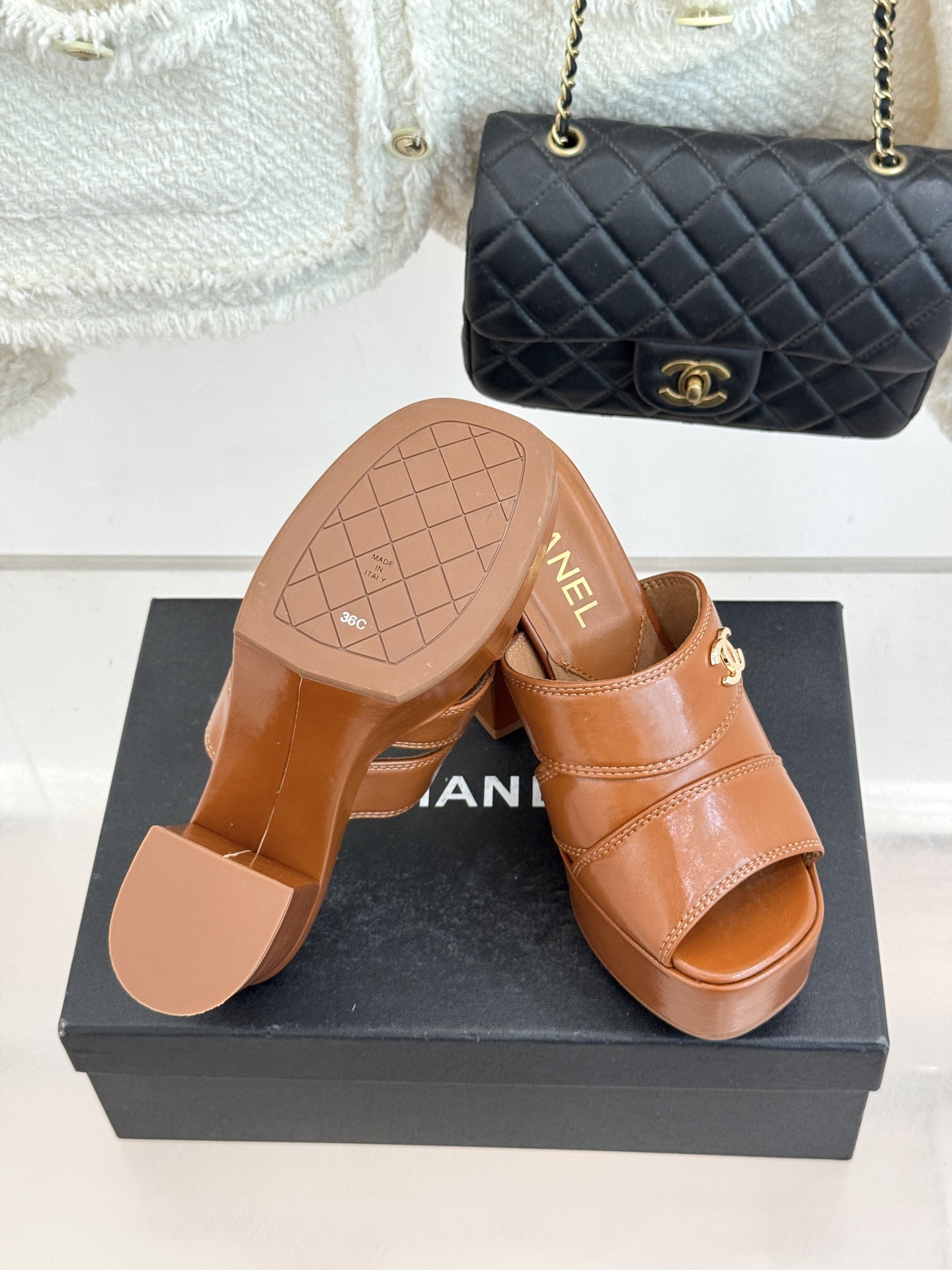 CHANE*｜小香经典走秀款防水台双C高跟拖鞋巴黎时装周周秀重磅新品‼️穿上瞬间拉长拉细小腿比例随意的搭