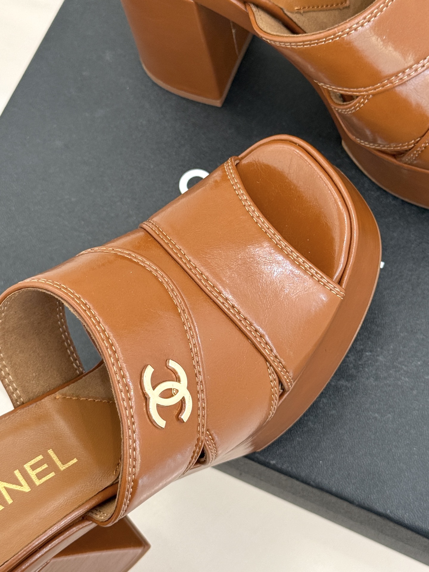 CHANE*｜小香经典走秀款防水台双C高跟拖鞋巴黎时装周周秀重磅新品‼️穿上瞬间拉长拉细小腿比例随意的搭