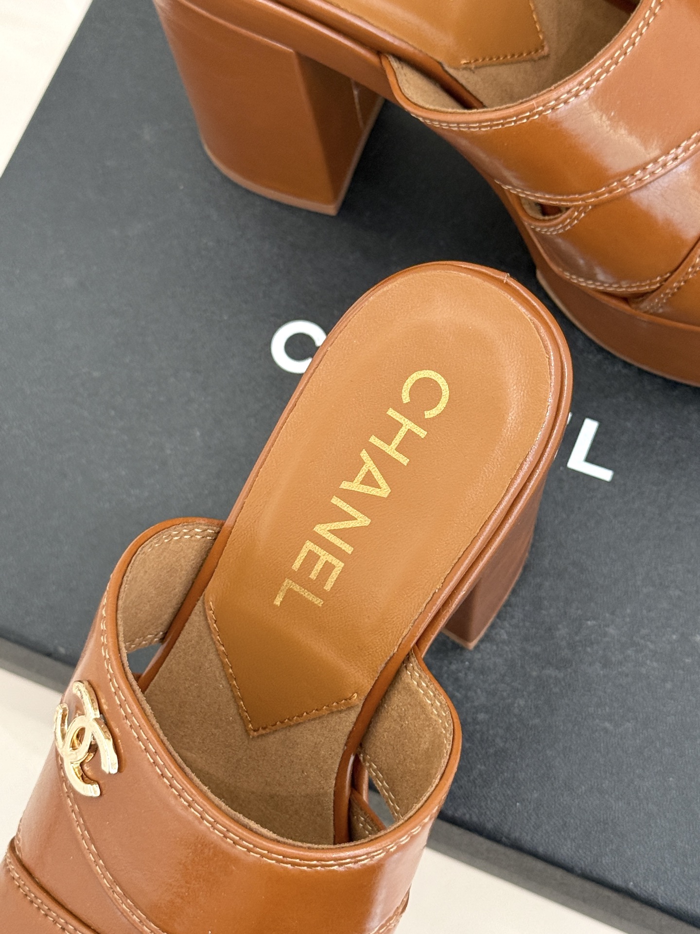 CHANE*｜小香经典走秀款防水台双C高跟拖鞋巴黎时装周周秀重磅新品‼️穿上瞬间拉长拉细小腿比例随意的搭