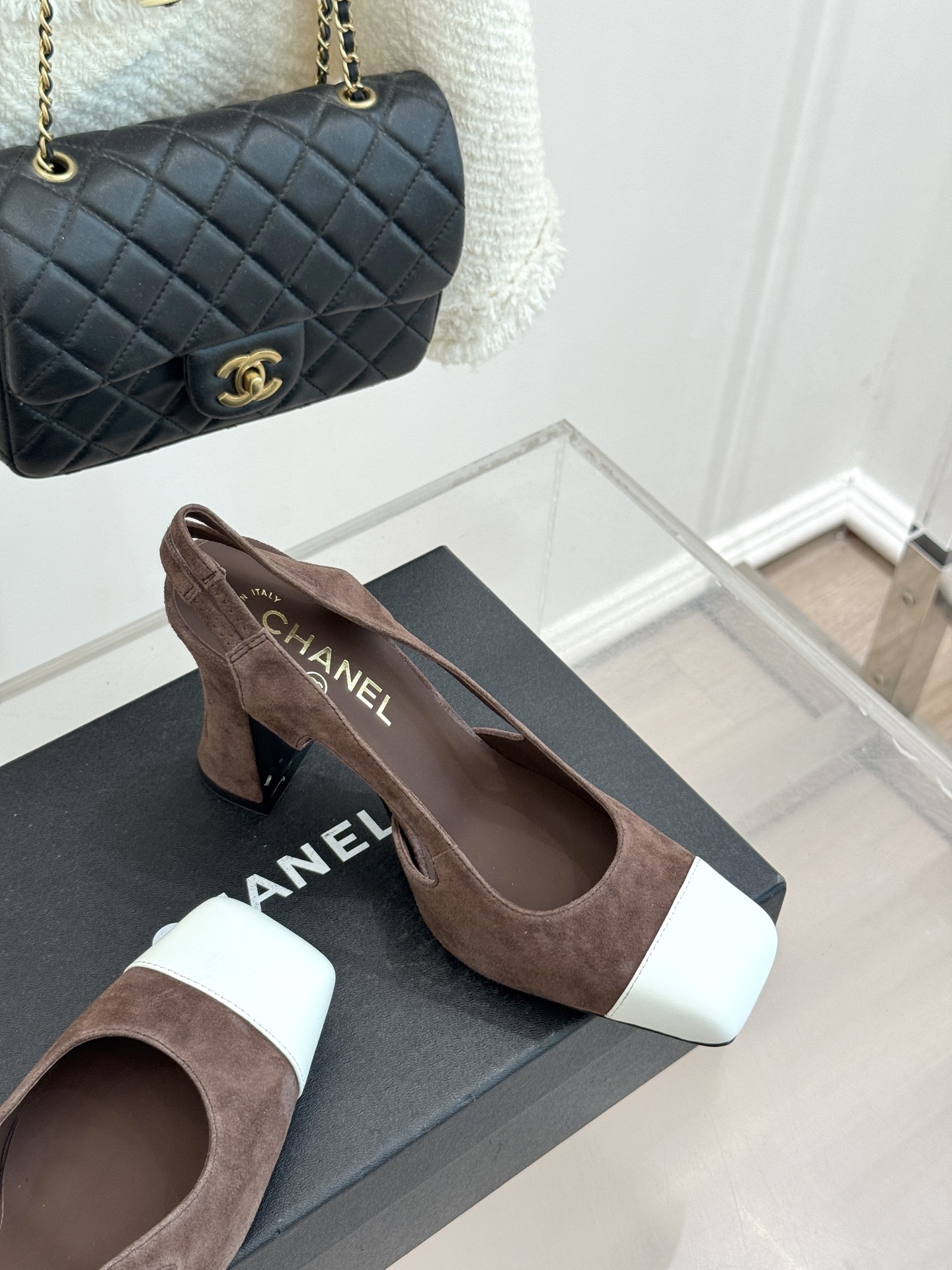 CHANE*｜小香26P新品拼色后空方头粗跟凉鞋以经典双色美学重构当代优雅。匠心拼色设计 利落方头线条利