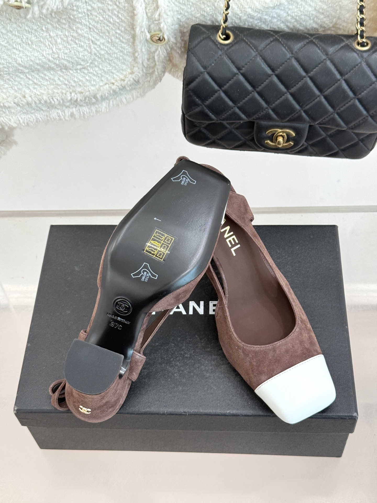 CHANE*｜小香26P新品拼色后空方头粗跟凉鞋以经典双色美学重构当代优雅。匠心拼色设计 利落方头线条利