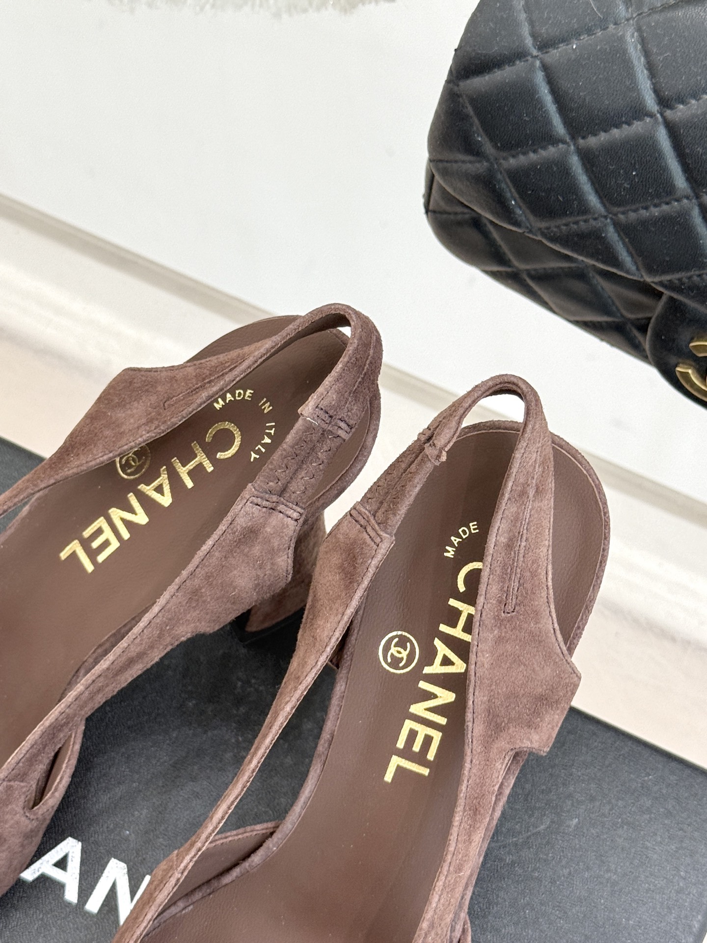 CHANE*｜小香26P新品拼色后空方头粗跟凉鞋以经典双色美学重构当代优雅。匠心拼色设计 利落方头线条利