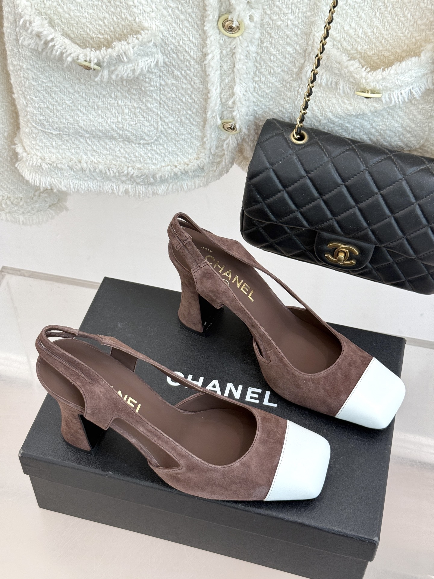 CHANE*｜小香26P新品拼色后空方头粗跟凉鞋以经典双色美学重构当代优雅。匠心拼色设计 利落方头线条利