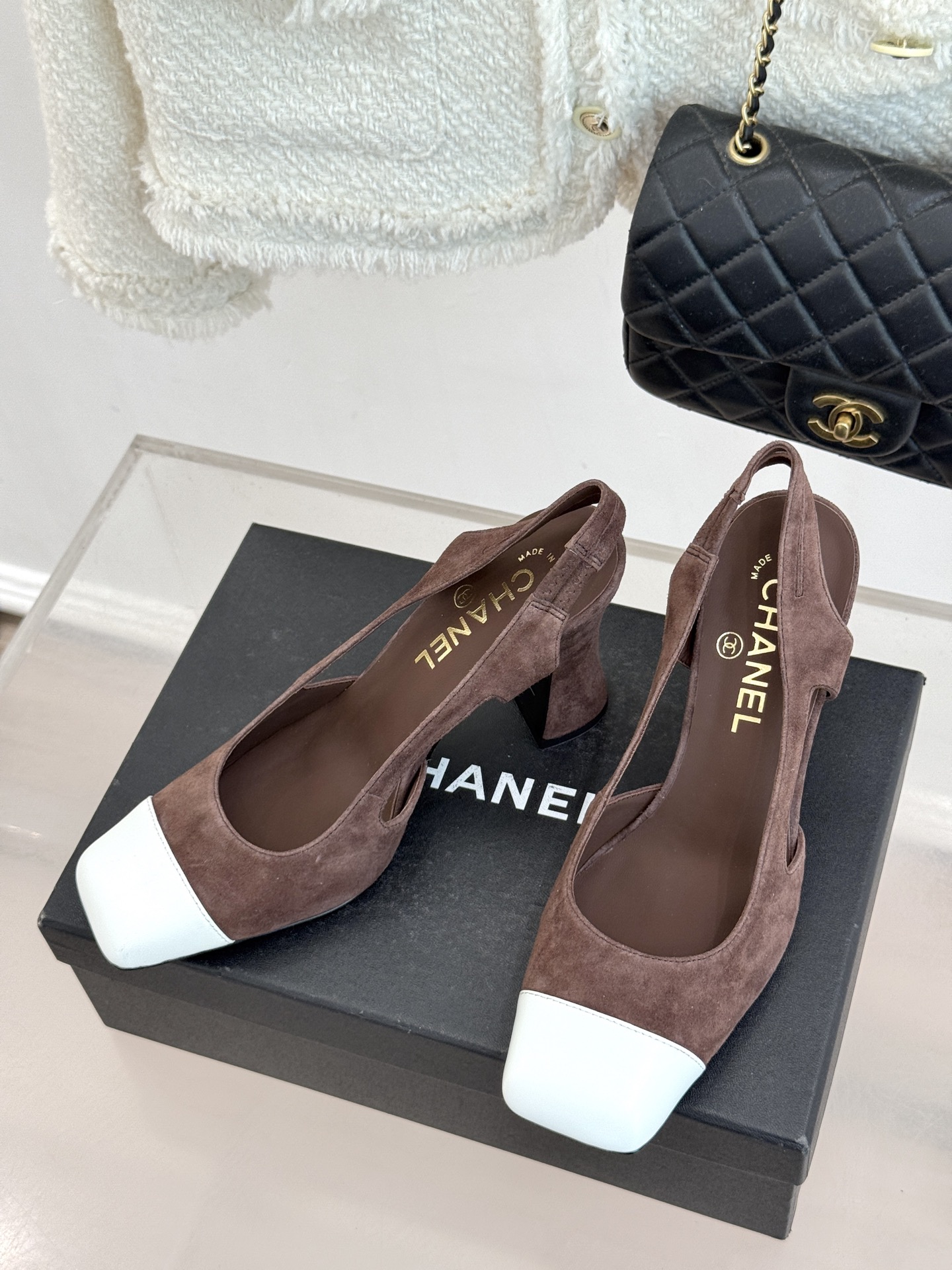 CHANE*｜小香26P新品拼色后空方头粗跟凉鞋以经典双色美学重构当代优雅。匠心拼色设计 利落方头线条利