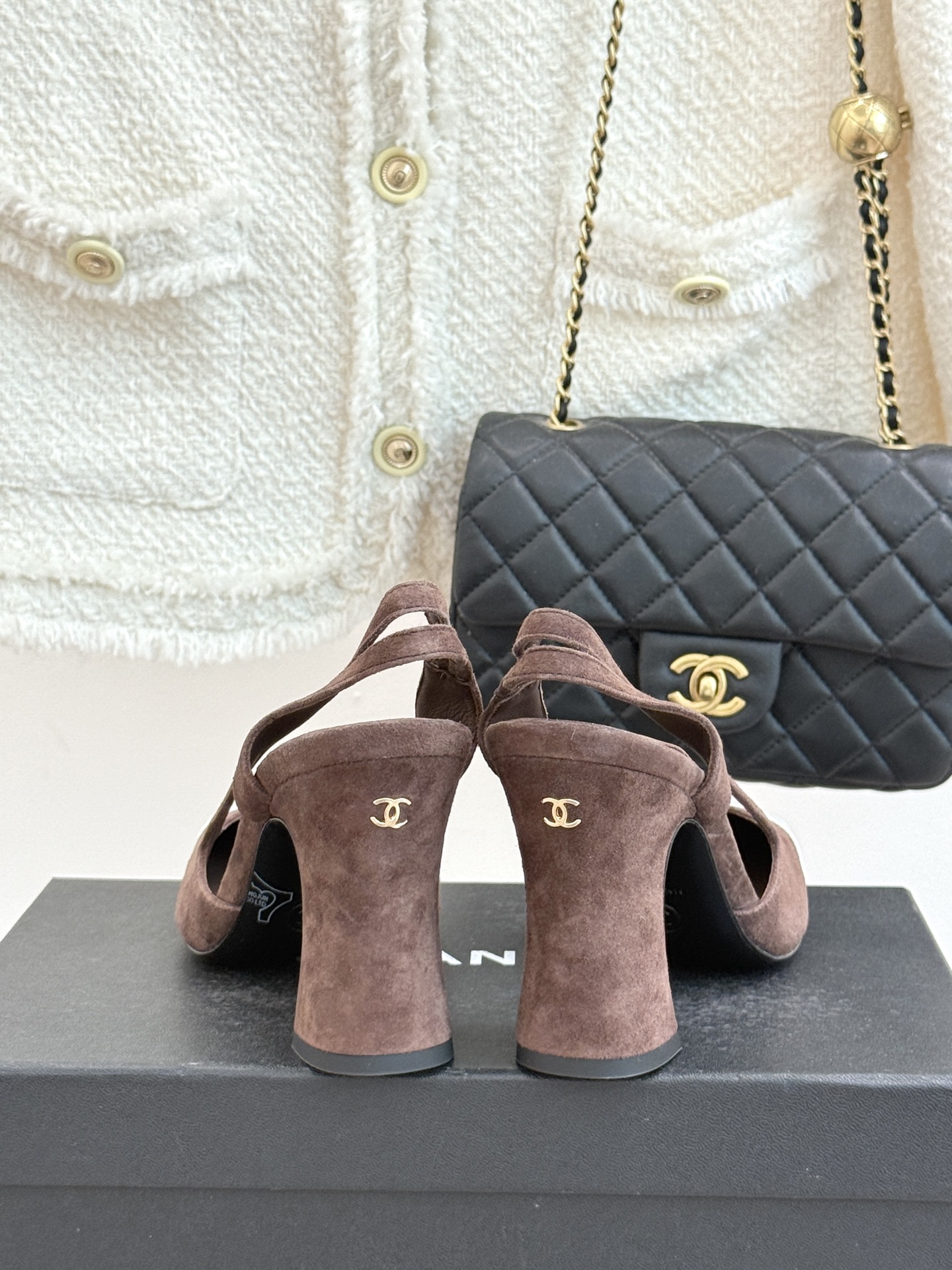 CHANE*｜小香26P新品拼色后空方头粗跟凉鞋以经典双色美学重构当代优雅。匠心拼色设计 利落方头线条利