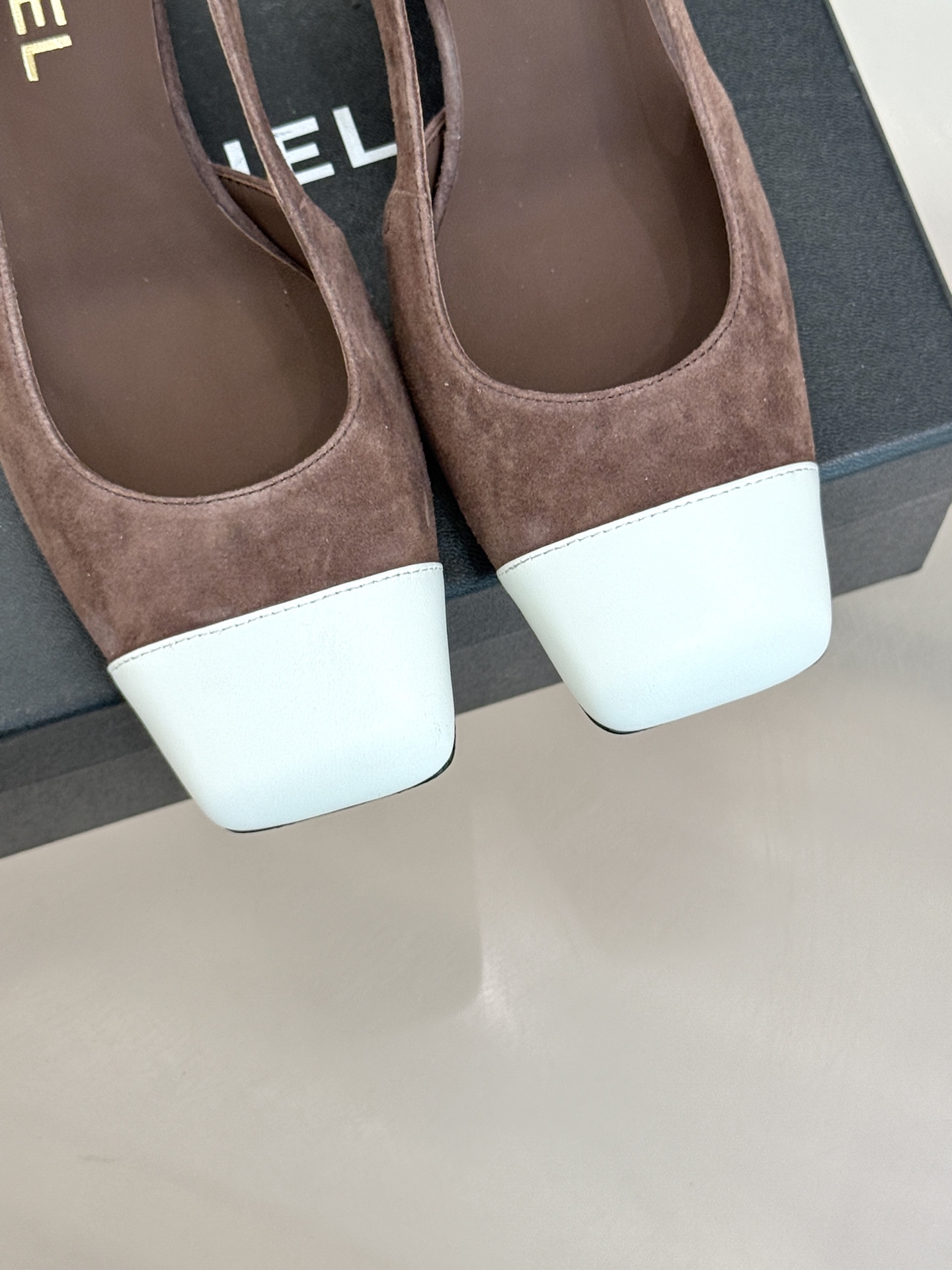 CHANE*｜小香26P新品拼色后空方头粗跟凉鞋以经典双色美学重构当代优雅。匠心拼色设计 利落方头线条利