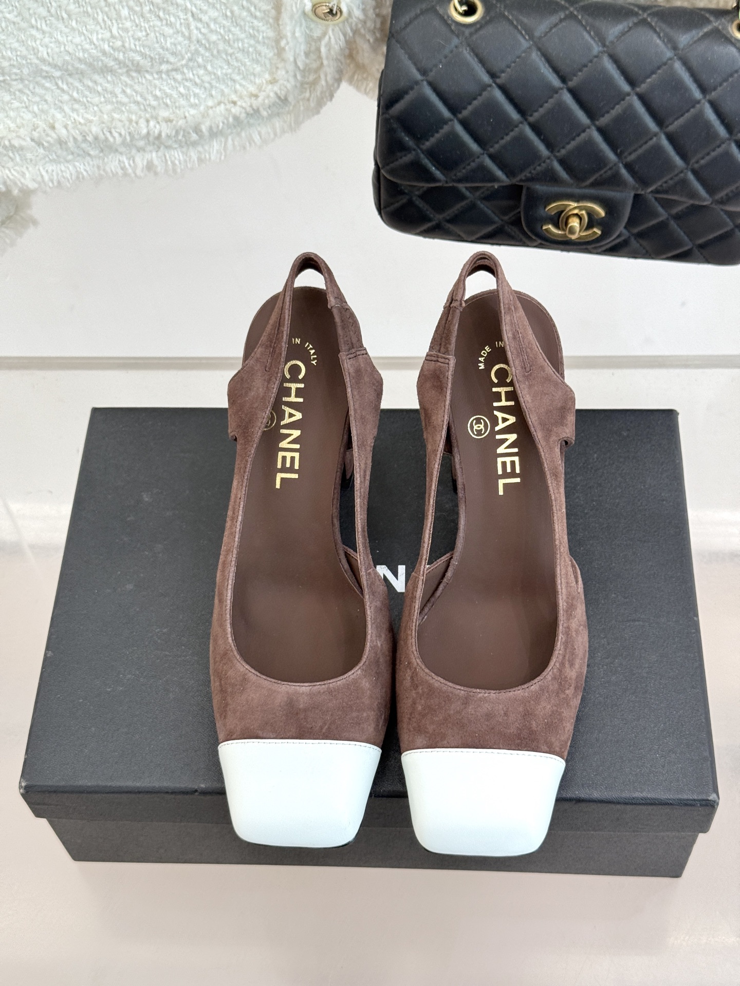 CHANE*｜小香26P新品拼色后空方头粗跟凉鞋以经典双色美学重构当代优雅。匠心拼色设计 利落方头线条利