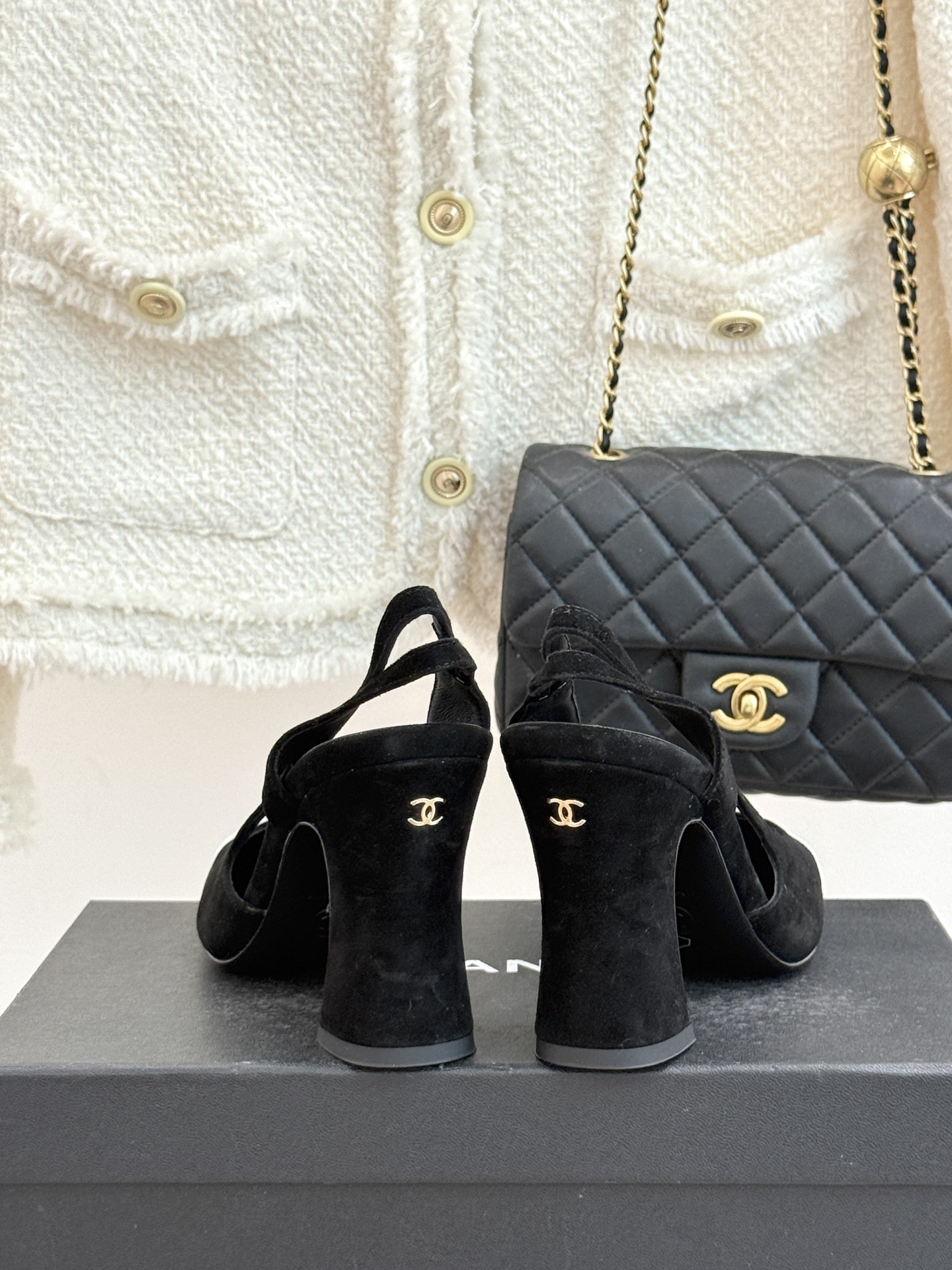 CHANE*｜小香26P新品拼色后空方头粗跟凉鞋以经典双色美学重构当代优雅。匠心拼色设计 利落方头线条利