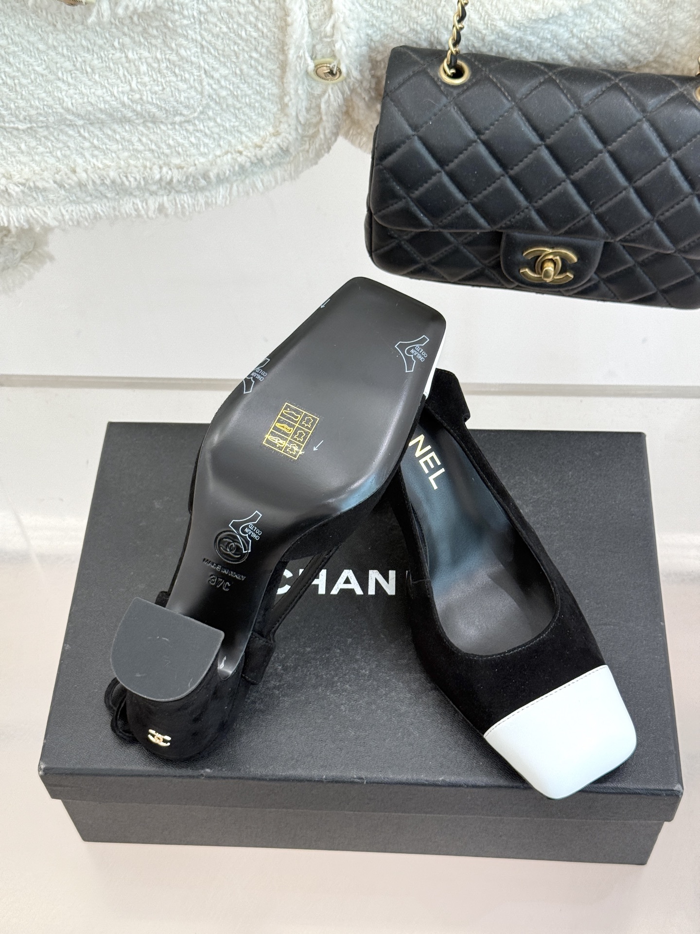 CHANE*｜小香26P新品拼色后空方头粗跟凉鞋以经典双色美学重构当代优雅。匠心拼色设计 利落方头线条利