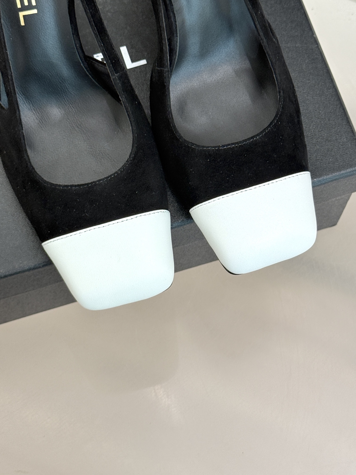 CHANE*｜小香26P新品拼色后空方头粗跟凉鞋以经典双色美学重构当代优雅。匠心拼色设计 利落方头线条利