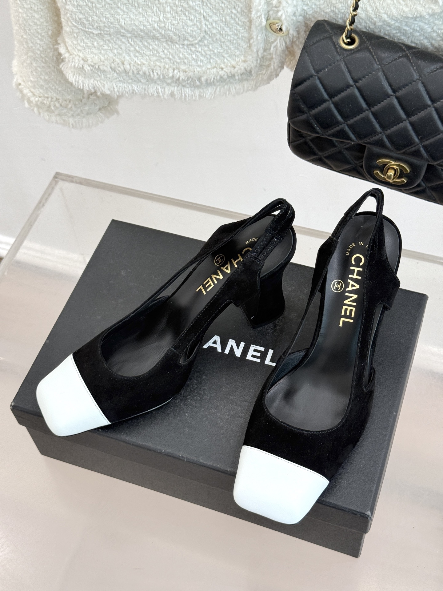 CHANE*｜小香26P新品拼色后空方头粗跟凉鞋以经典双色美学重构当代优雅。匠心拼色设计 利落方头线条利