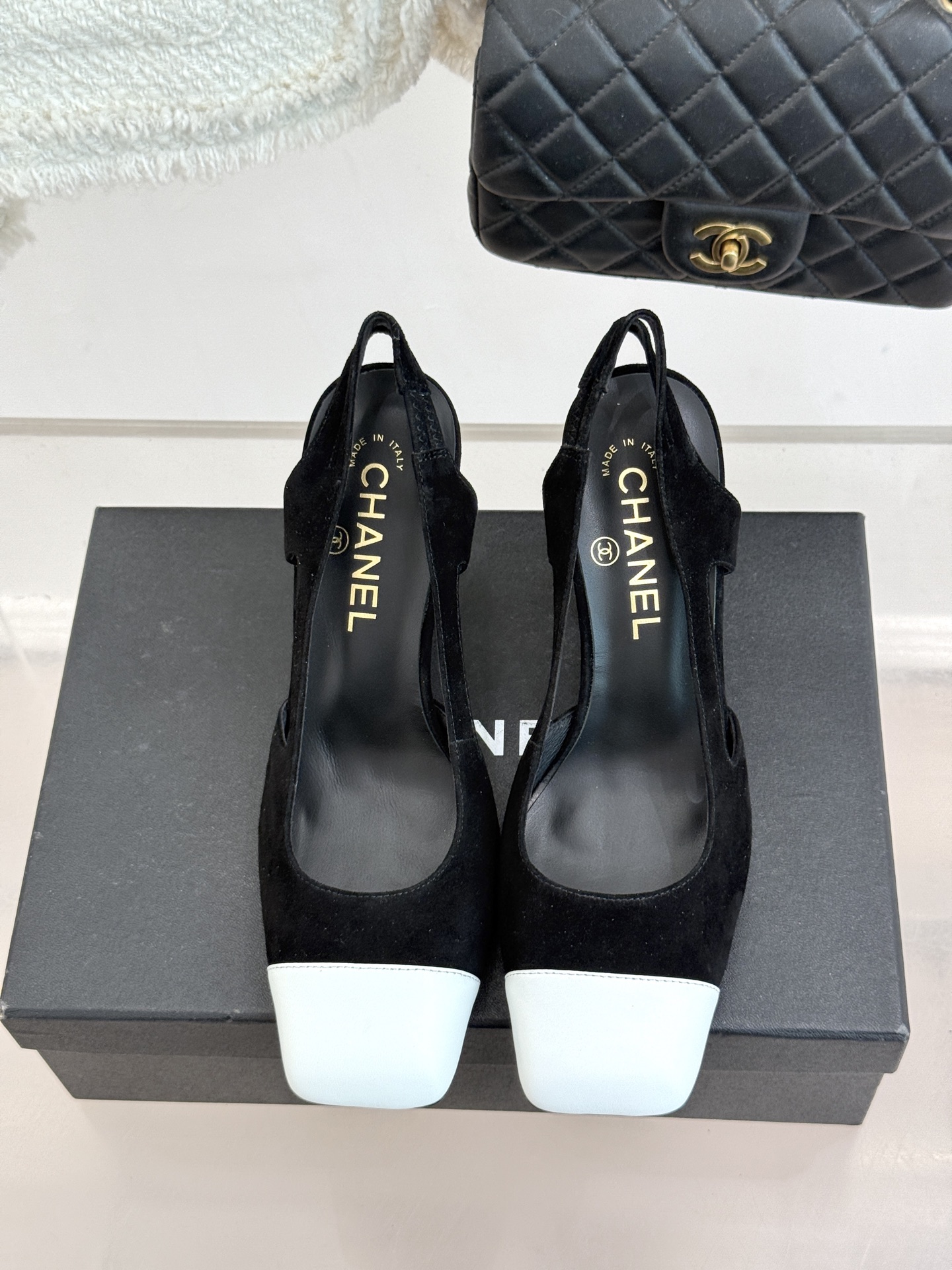 CHANE*｜小香26P新品拼色后空方头粗跟凉鞋以经典双色美学重构当代优雅。匠心拼色设计 利落方头线条利