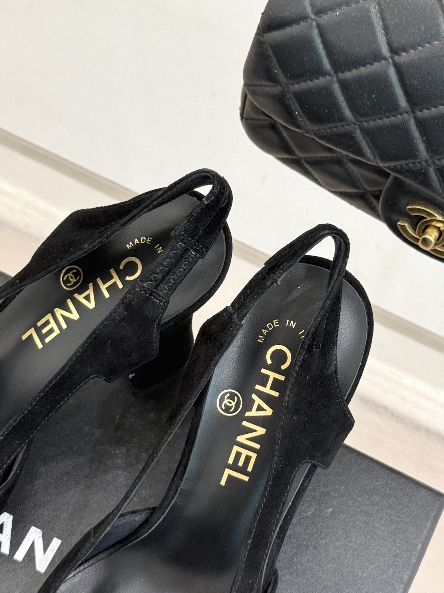 CHANE*｜小香26P新品拼色后空方头粗跟凉鞋以经典双色美学重构当代优雅。匠心拼色设计 利落方头线条利