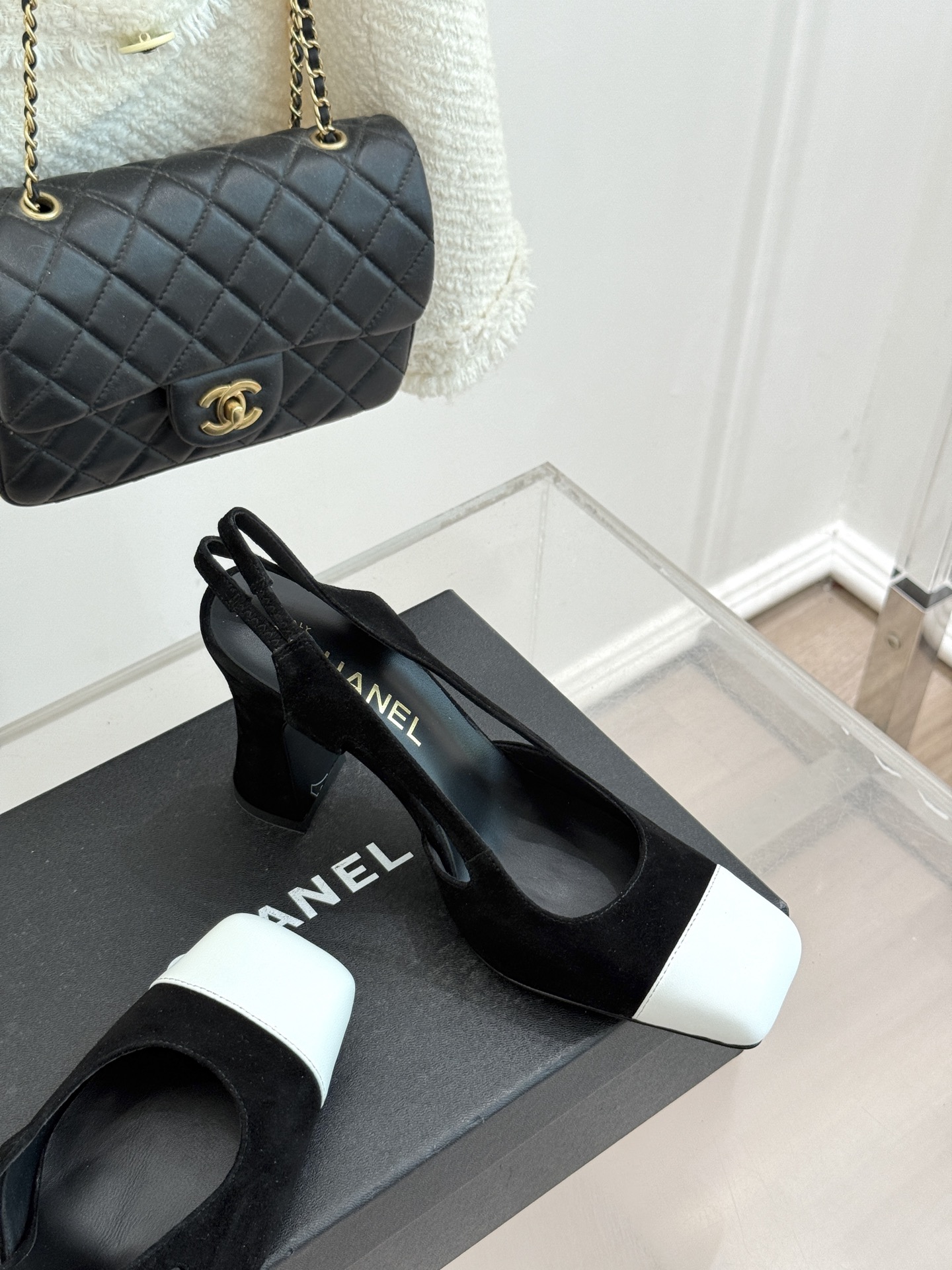 CHANE*｜小香26P新品拼色后空方头粗跟凉鞋以经典双色美学重构当代优雅。匠心拼色设计 利落方头线条利