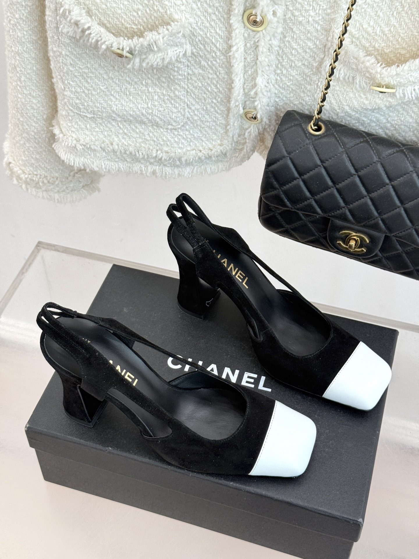 CHANE*｜小香26P新品拼色后空方头粗跟凉鞋以经典双色美学重构当代优雅。匠心拼色设计 利落方头线条利