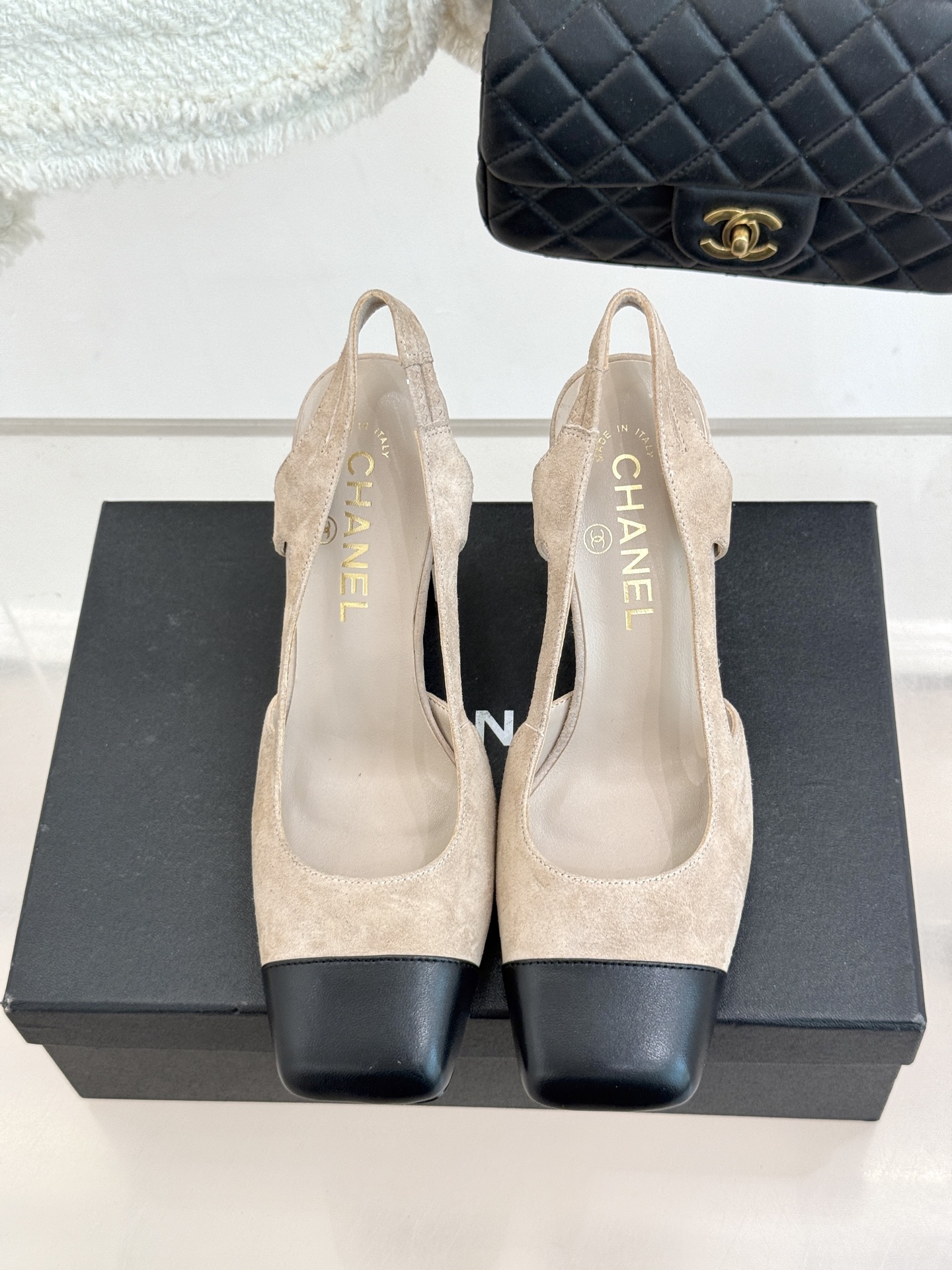 CHANE*｜小香26P新品拼色后空方头粗跟凉鞋以经典双色美学重构当代优雅。匠心拼色设计 利落方头线条利