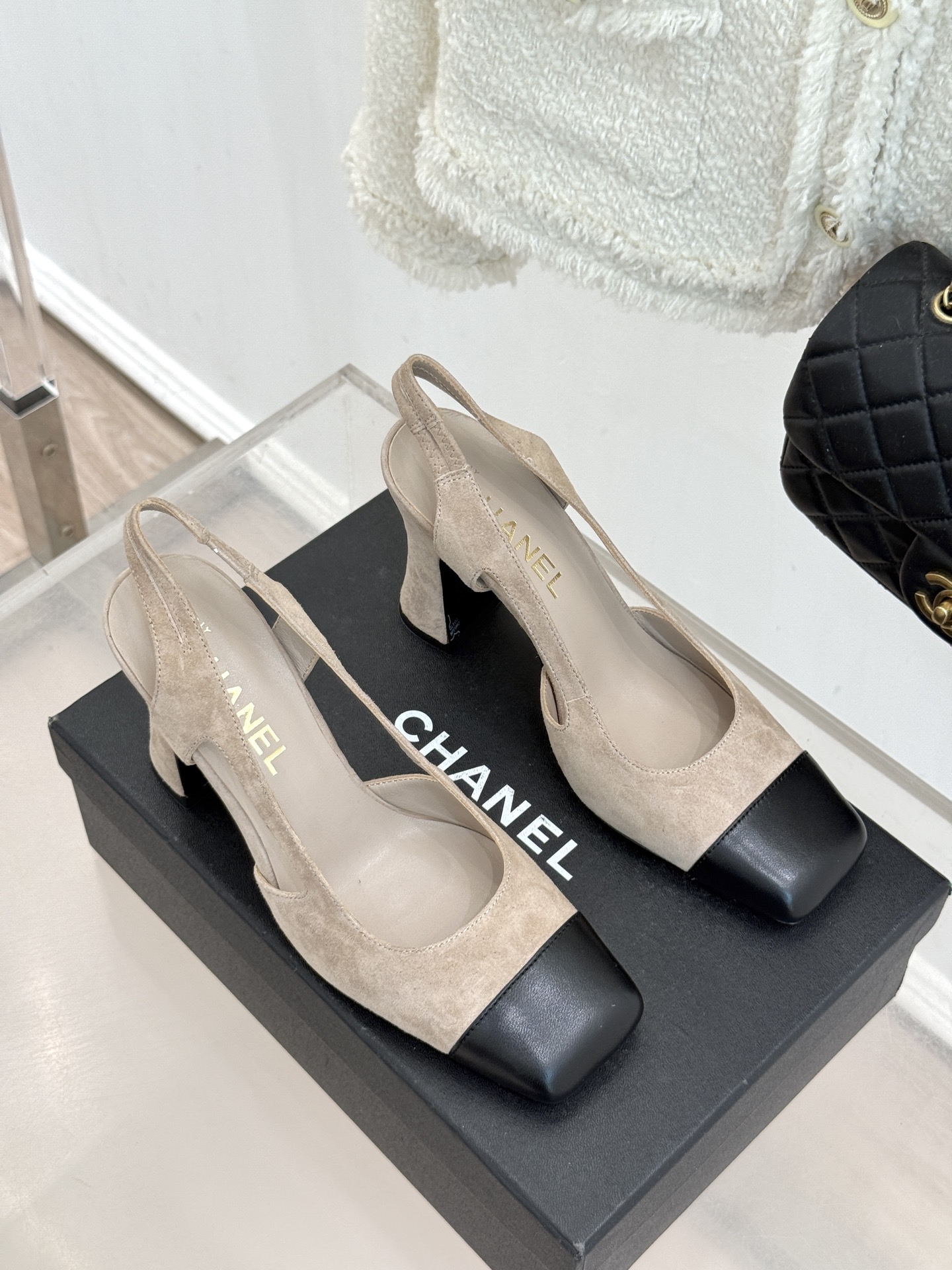 CHANE*｜小香26P新品拼色后空方头粗跟凉鞋以经典双色美学重构当代优雅。匠心拼色设计 利落方头线条利