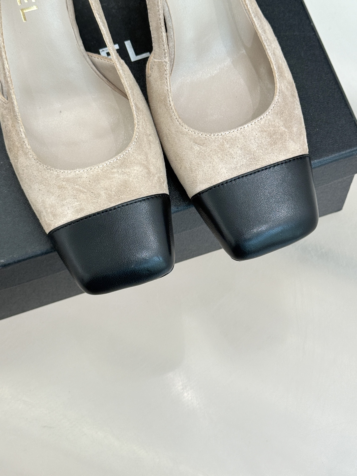 CHANE*｜小香26P新品拼色后空方头粗跟凉鞋以经典双色美学重构当代优雅。匠心拼色设计 利落方头线条利