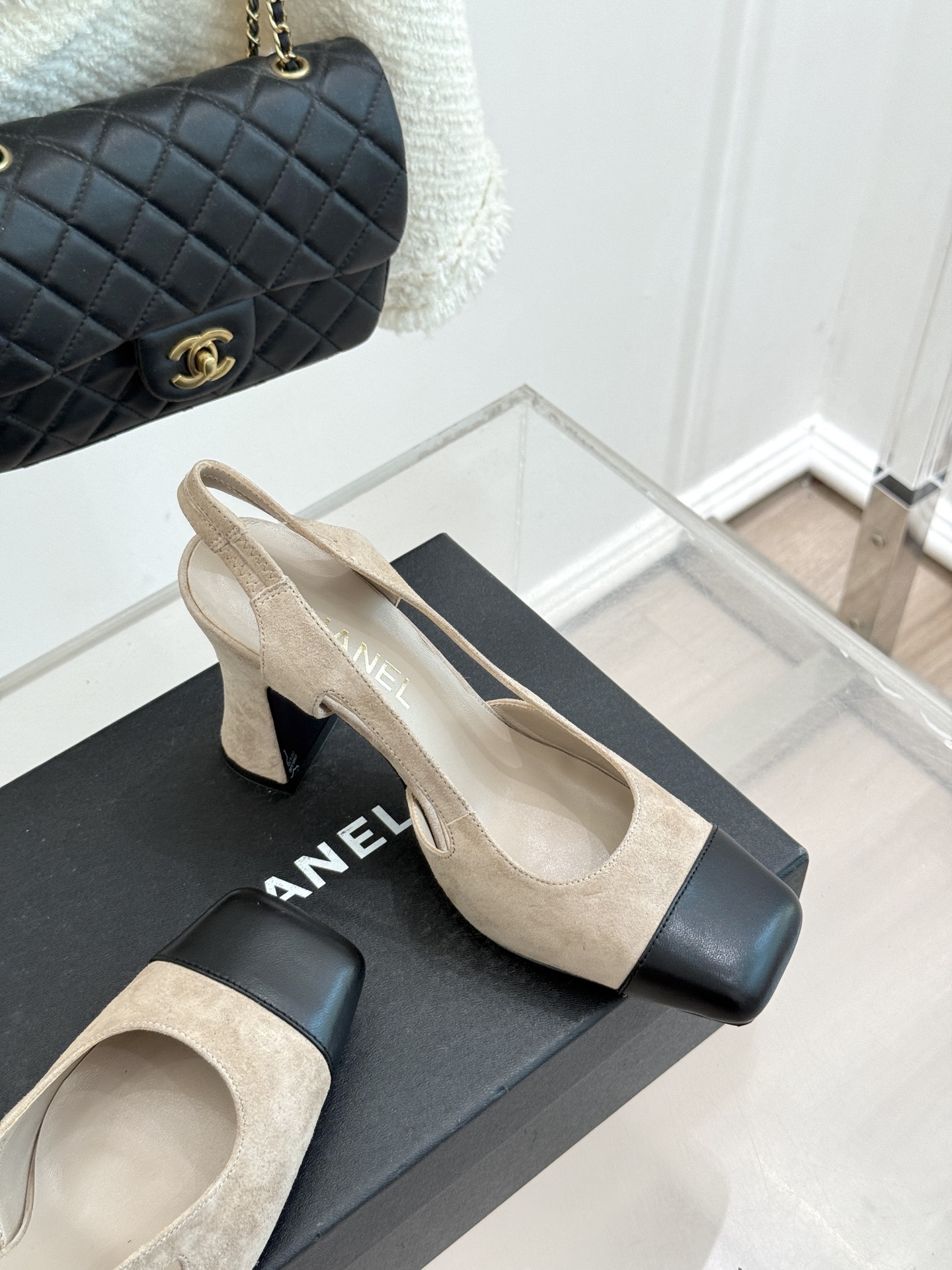 CHANE*｜小香26P新品拼色后空方头粗跟凉鞋以经典双色美学重构当代优雅。匠心拼色设计 利落方头线条利