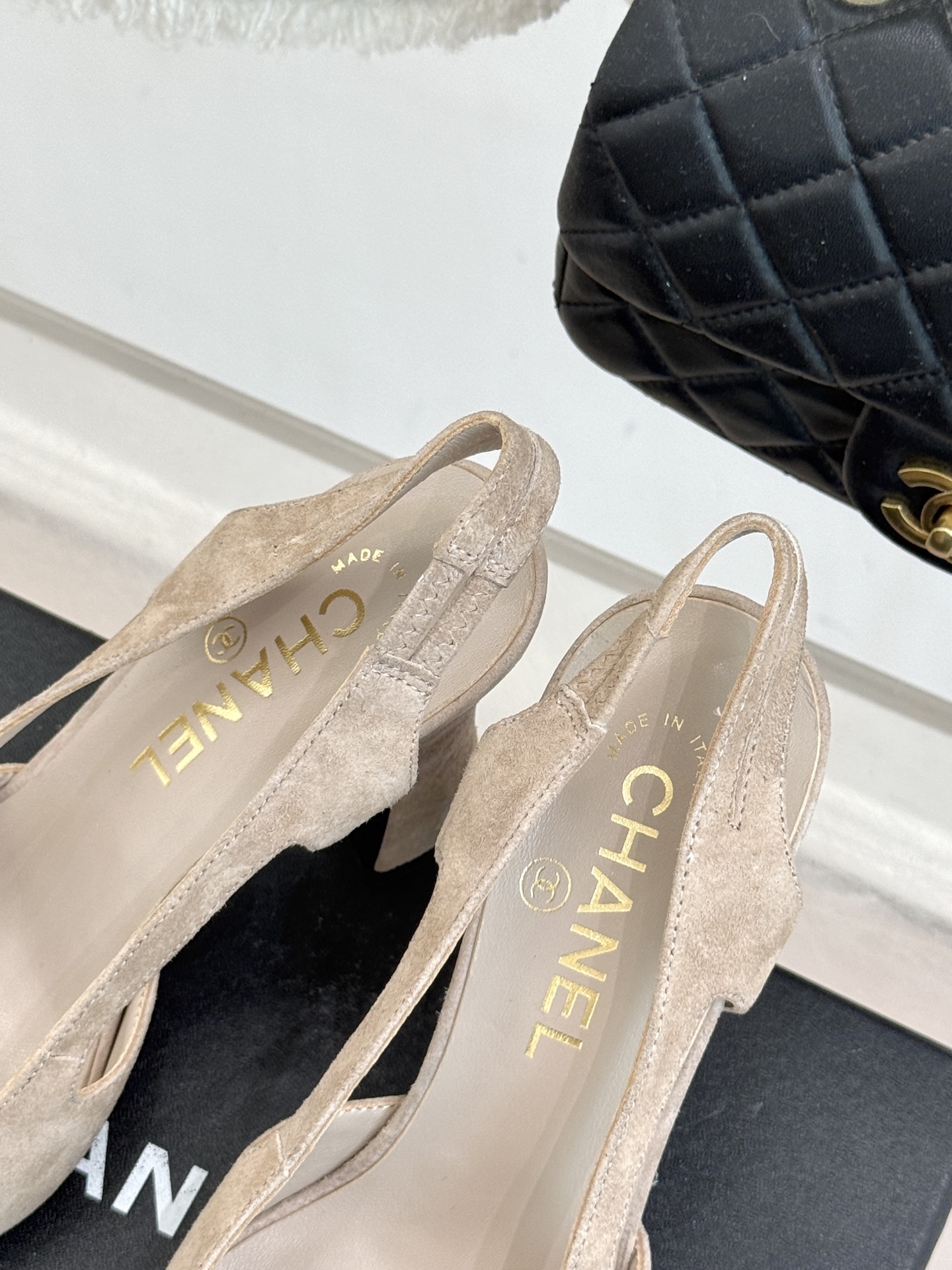 CHANE*｜小香26P新品拼色后空方头粗跟凉鞋以经典双色美学重构当代优雅。匠心拼色设计 利落方头线条利