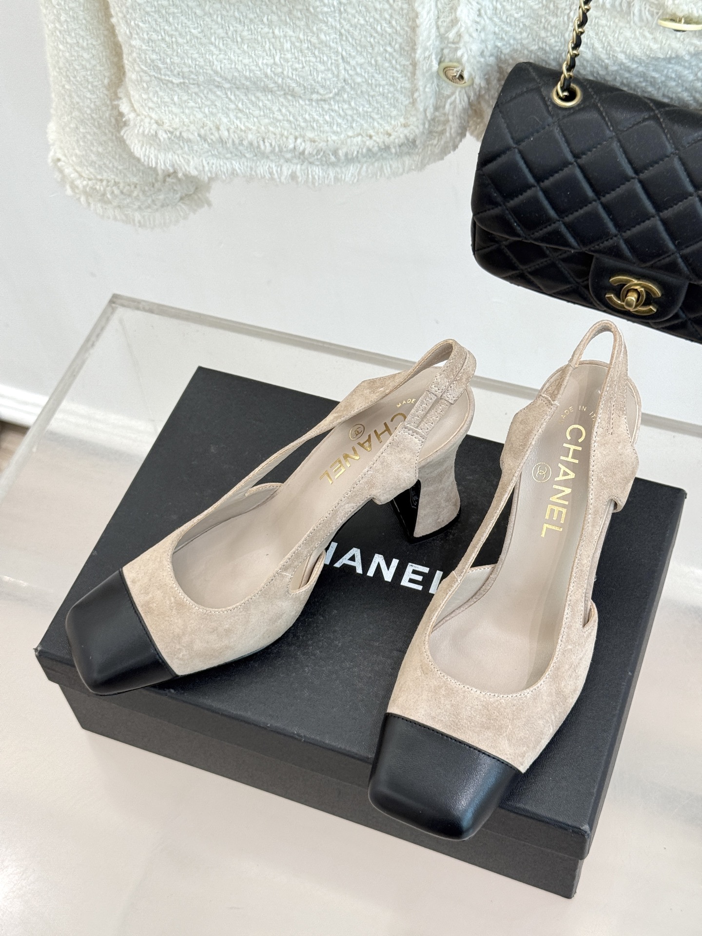 CHANE*｜小香26P新品拼色后空方头粗跟凉鞋以经典双色美学重构当代优雅。匠心拼色设计 利落方头线条利