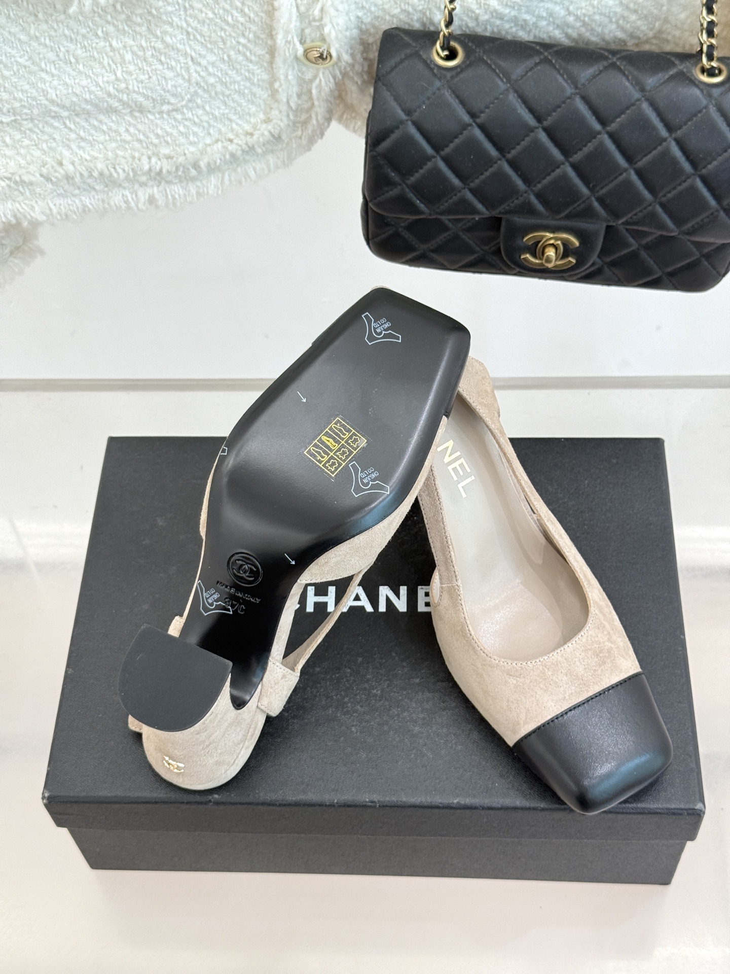 CHANE*｜小香26P新品拼色后空方头粗跟凉鞋以经典双色美学重构当代优雅。匠心拼色设计 利落方头线条利