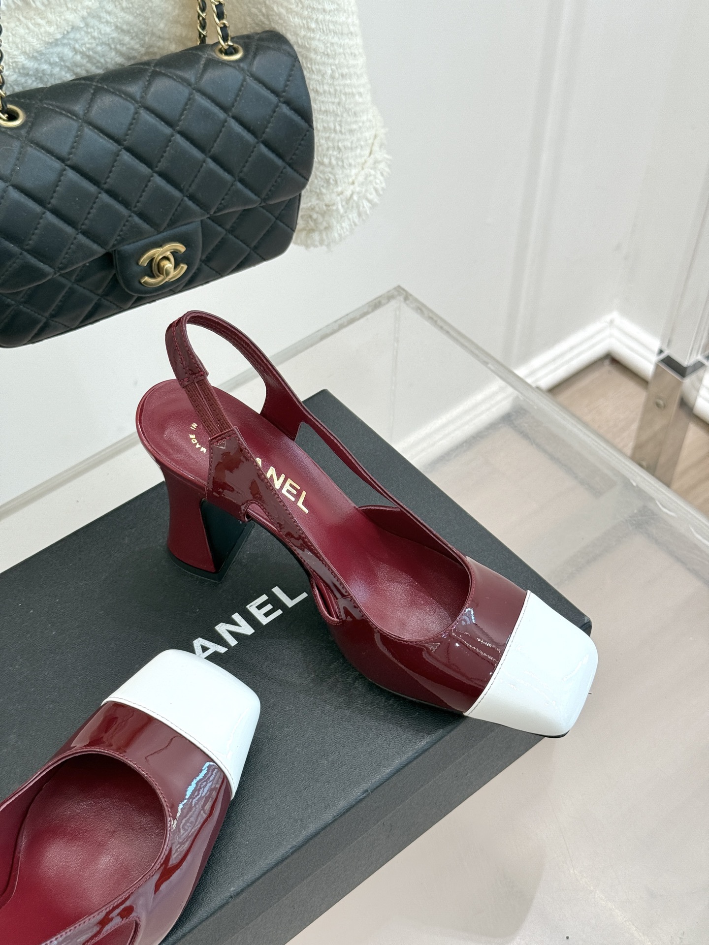 CHANE*｜小香26P新品拼色后空方头粗跟凉鞋以经典双色美学重构当代优雅。匠心拼色设计 利落方头线条利