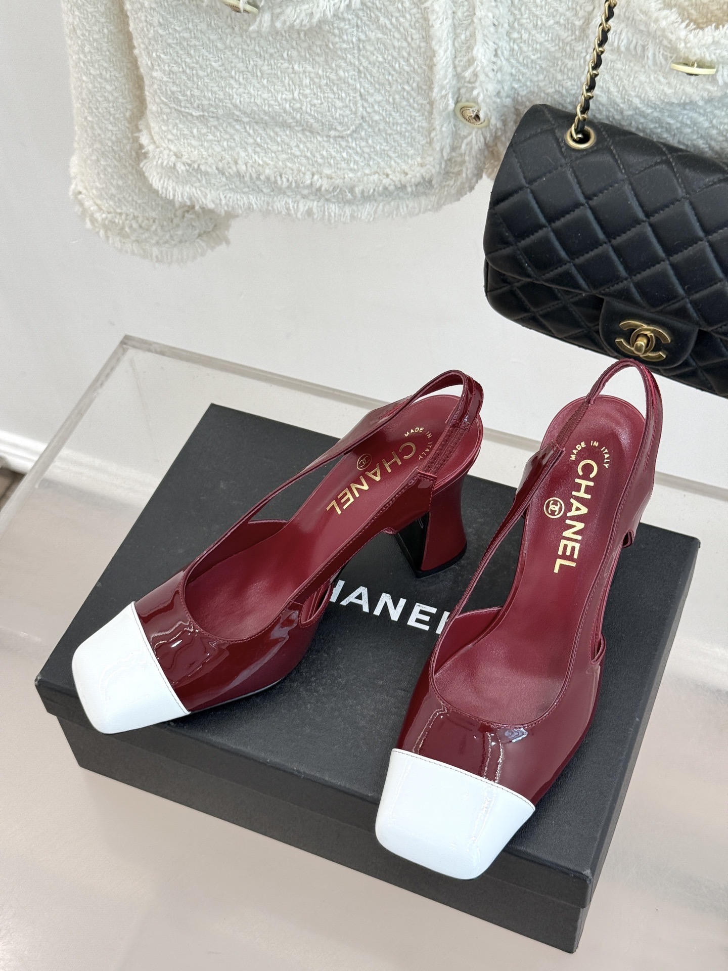 CHANE*｜小香26P新品拼色后空方头粗跟凉鞋以经典双色美学重构当代优雅。匠心拼色设计 利落方头线条利