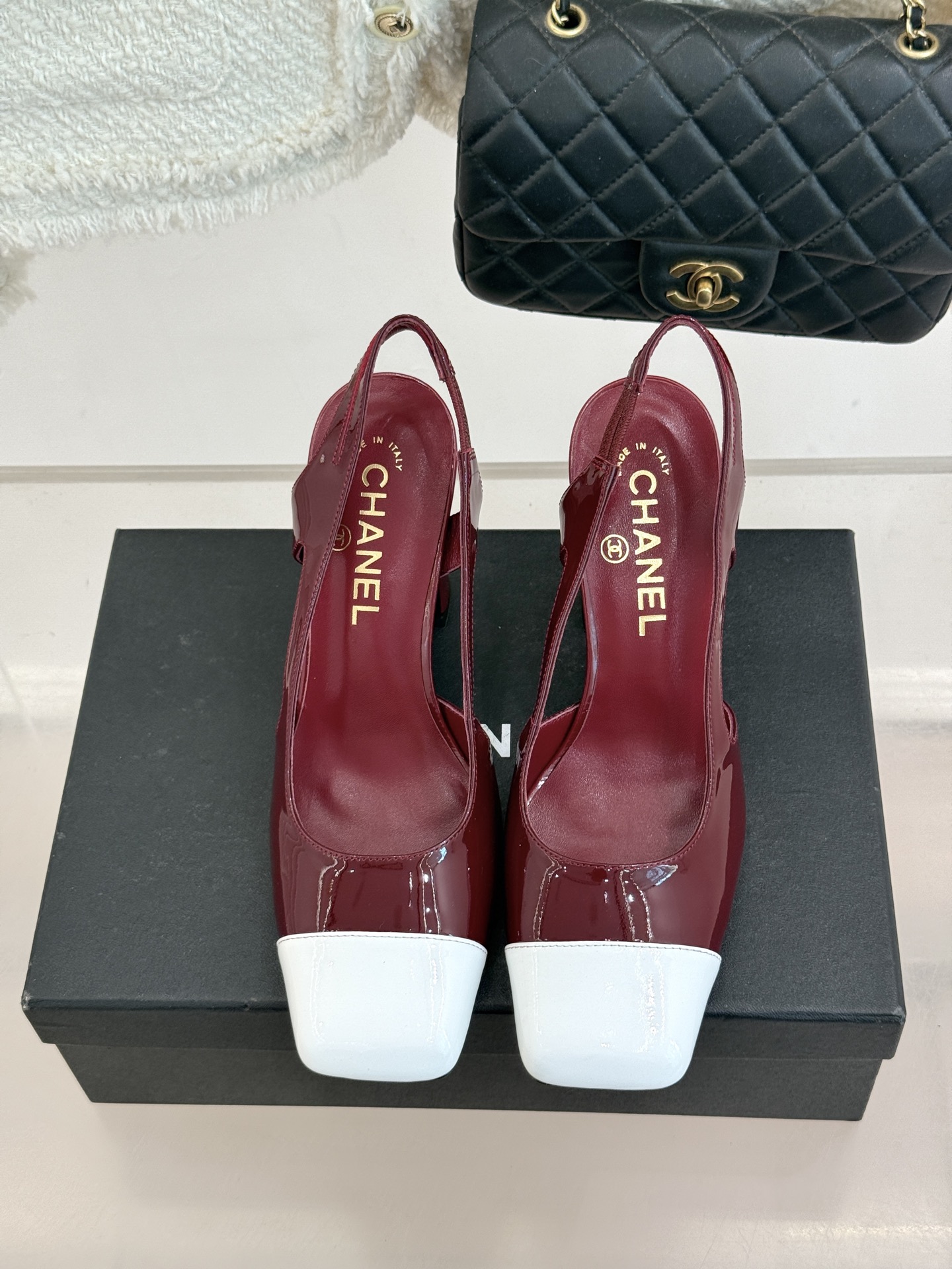 CHANE*｜小香26P新品拼色后空方头粗跟凉鞋以经典双色美学重构当代优雅。匠心拼色设计 利落方头线条利