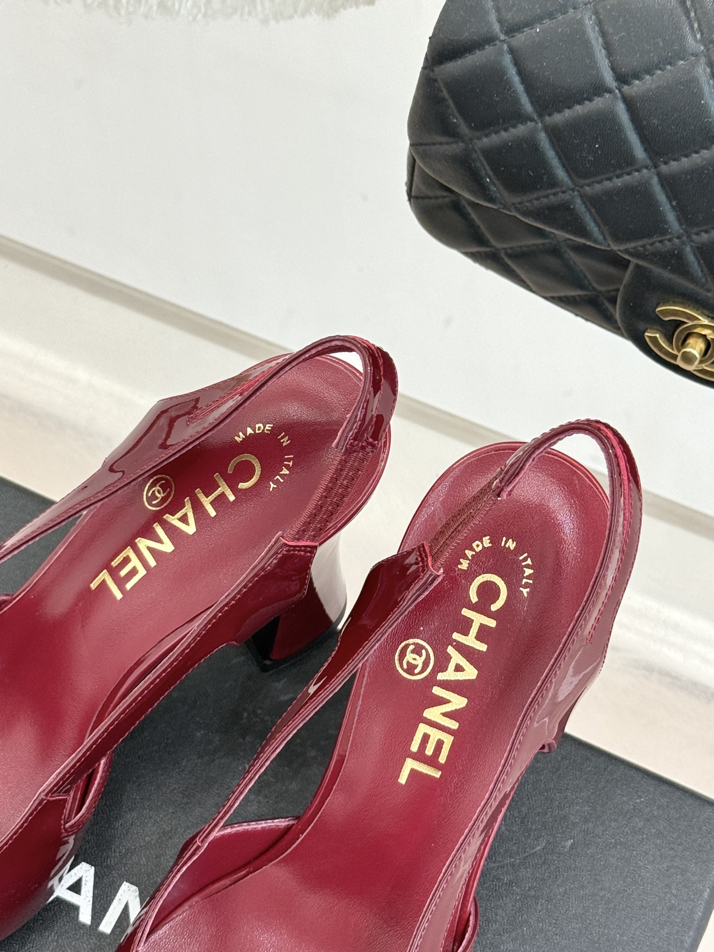 CHANE*｜小香26P新品拼色后空方头粗跟凉鞋以经典双色美学重构当代优雅。匠心拼色设计 利落方头线条利