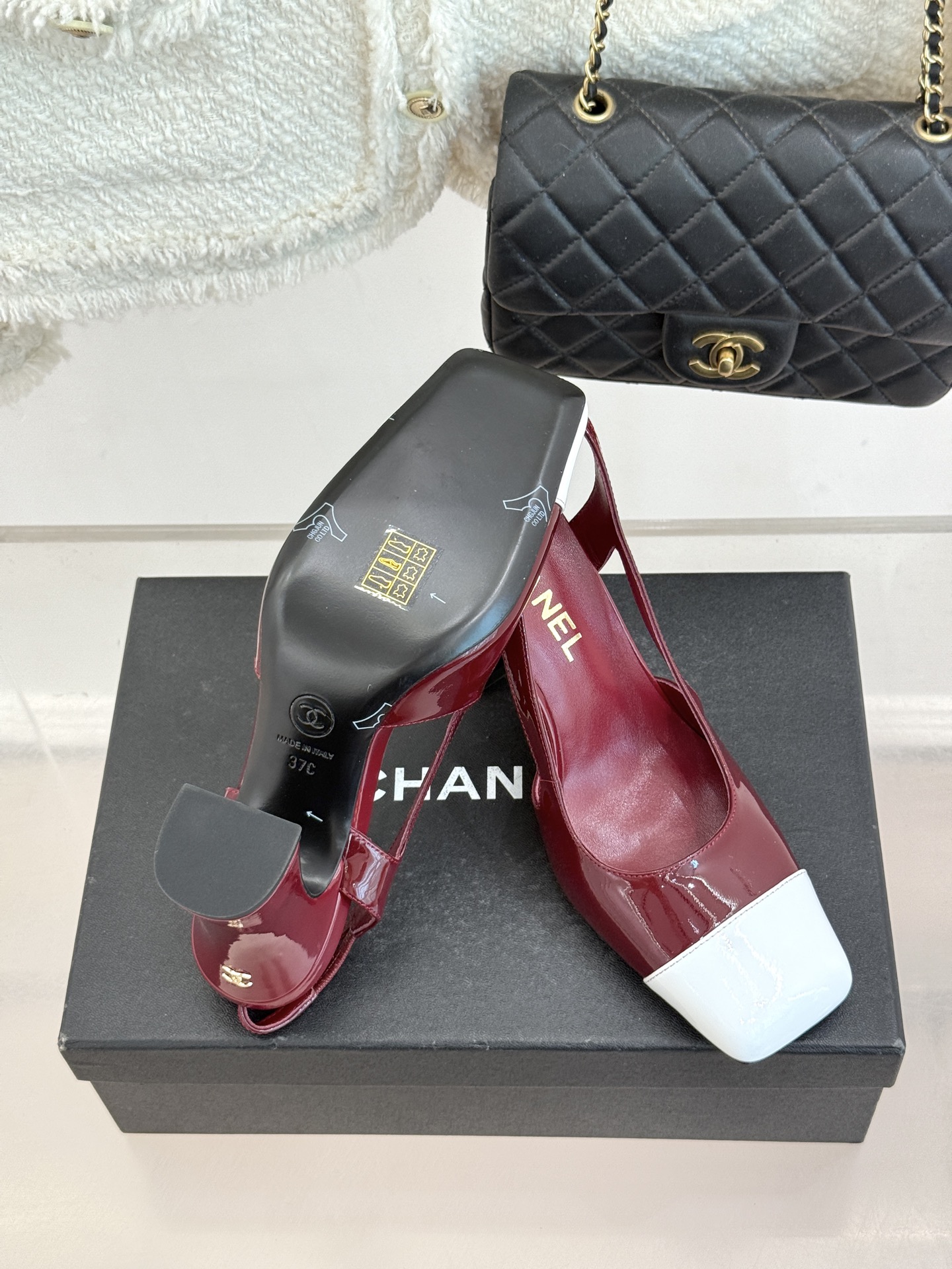 CHANE*｜小香26P新品拼色后空方头粗跟凉鞋以经典双色美学重构当代优雅。匠心拼色设计 利落方头线条利