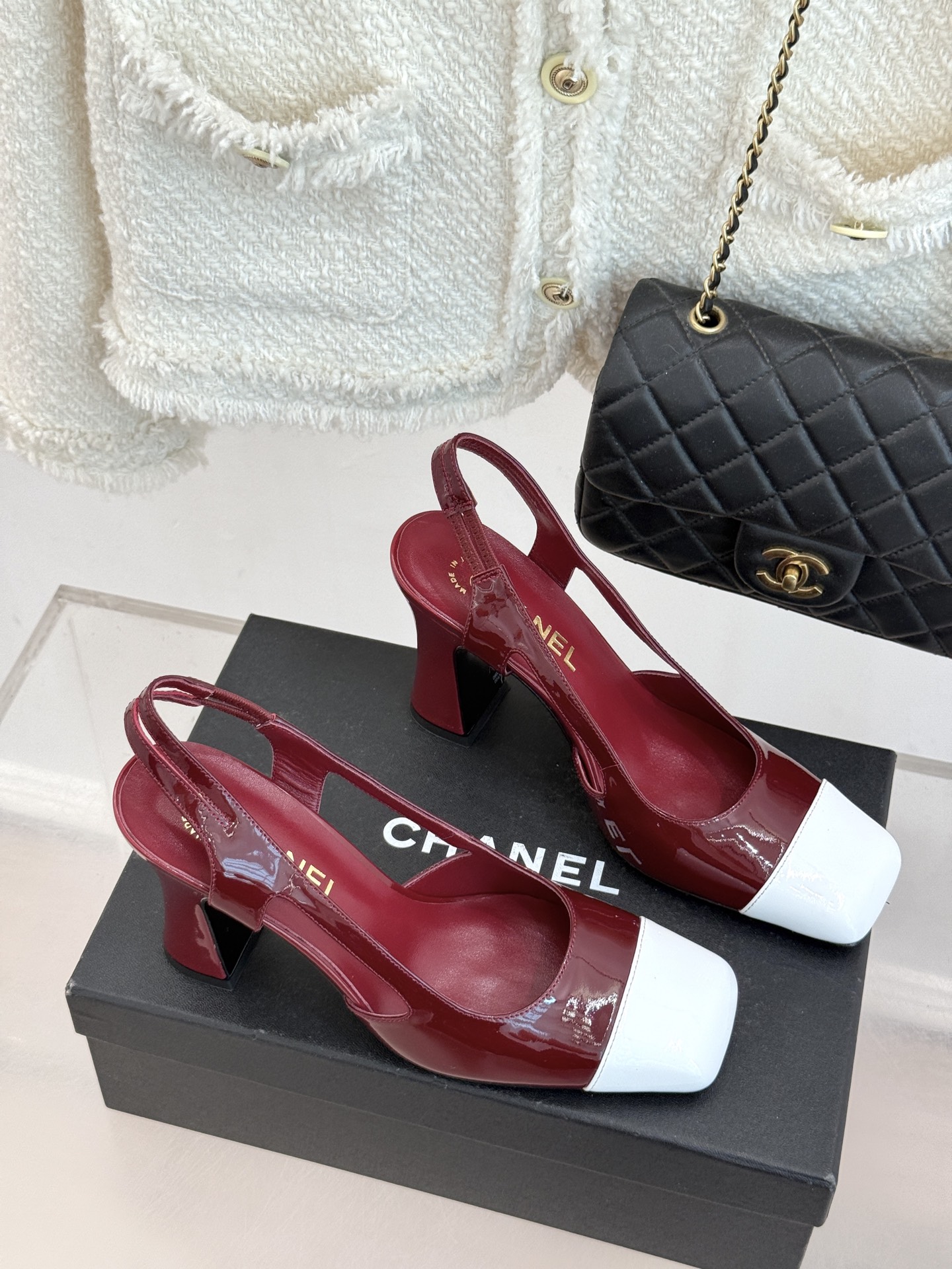 CHANE*｜小香26P新品拼色后空方头粗跟凉鞋以经典双色美学重构当代优雅。匠心拼色设计 利落方头线条利