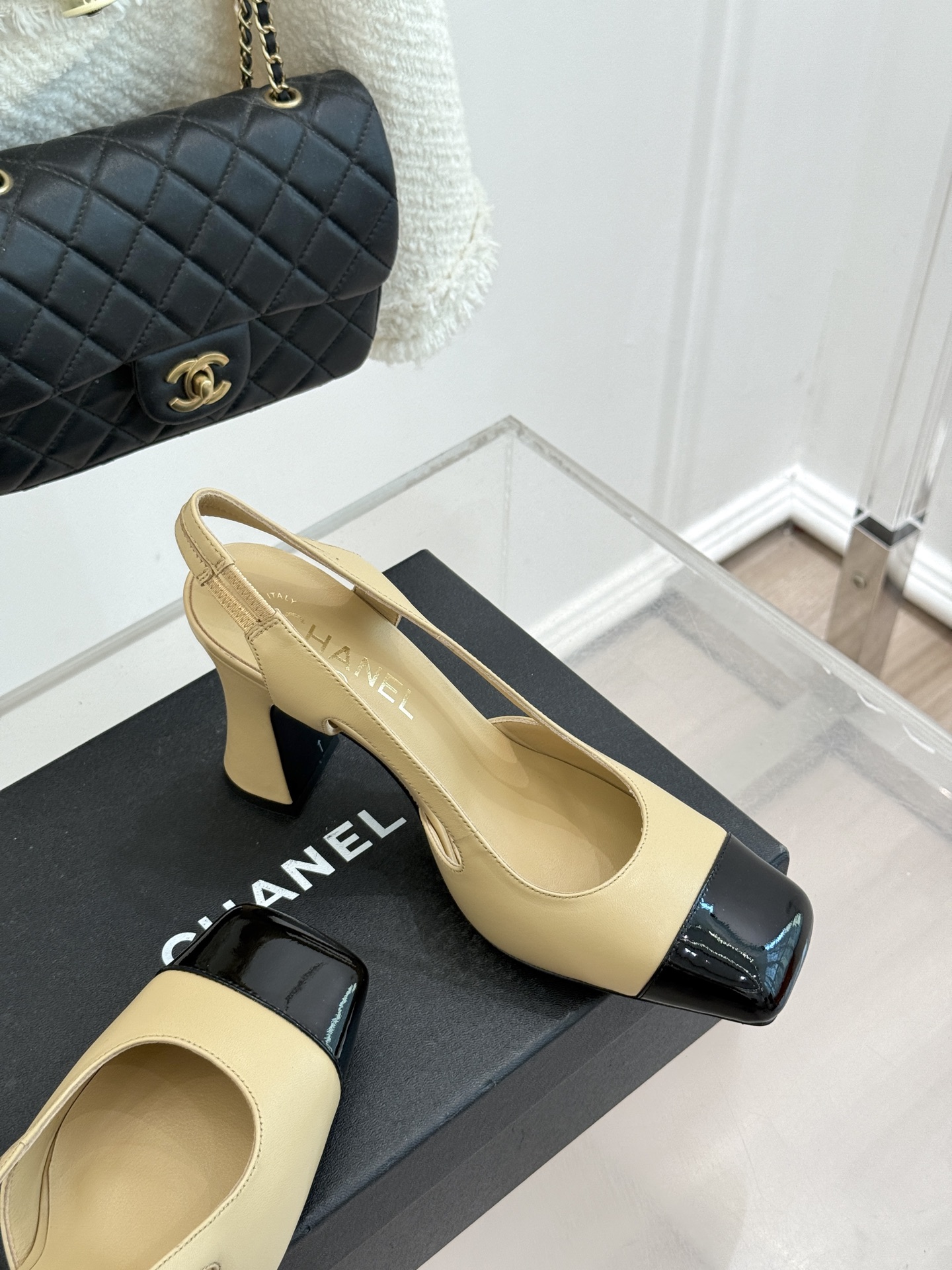 CHANE*｜小香26P新品拼色后空方头粗跟凉鞋以经典双色美学重构当代优雅。匠心拼色设计 利落方头线条利