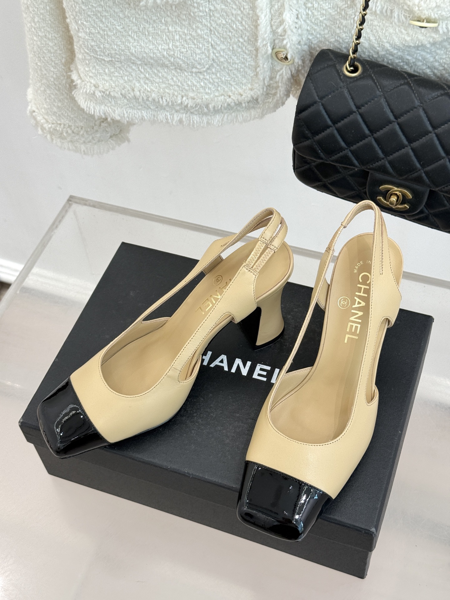 CHANE*｜小香26P新品拼色后空方头粗跟凉鞋以经典双色美学重构当代优雅。匠心拼色设计 利落方头线条利