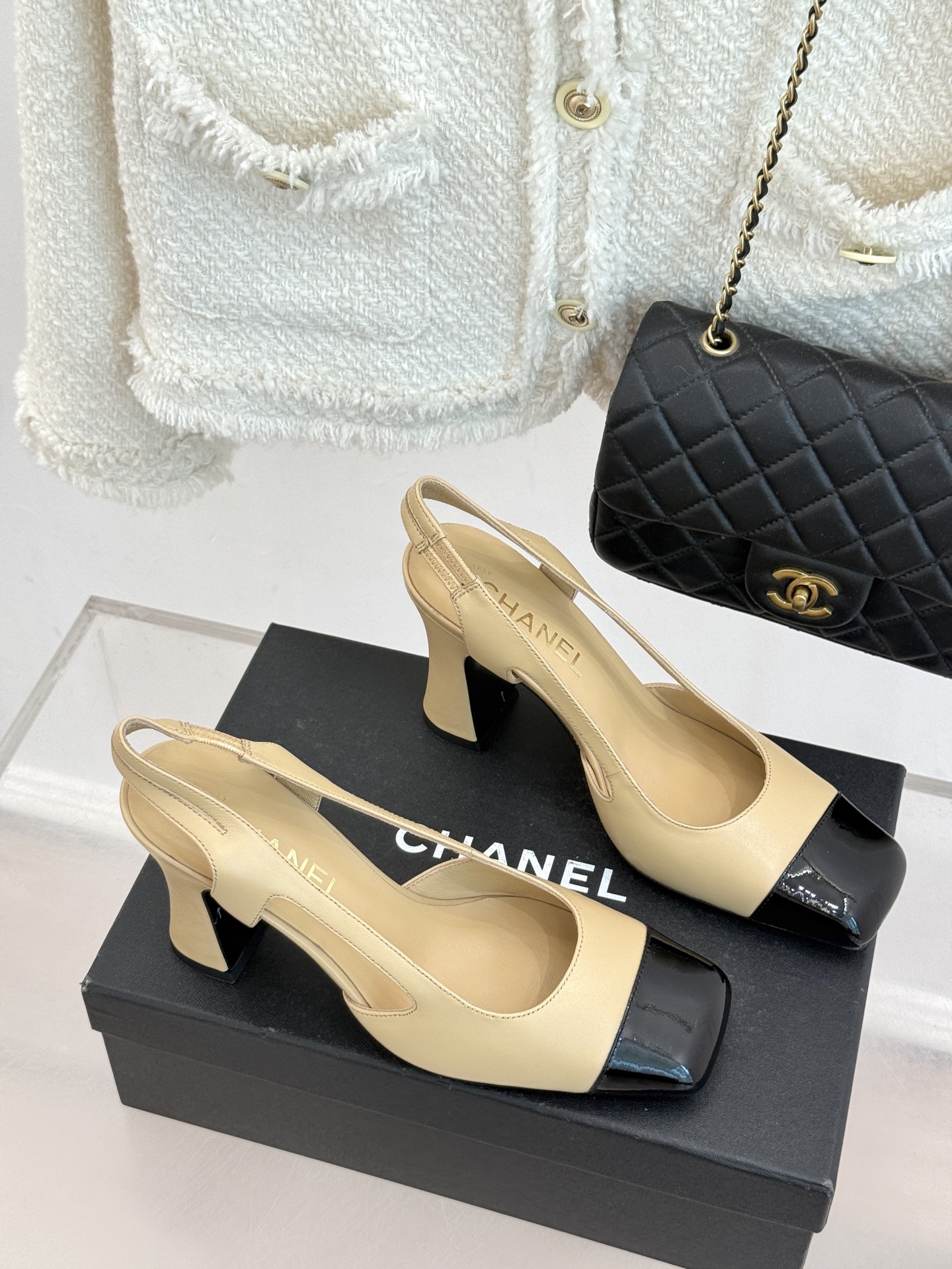 CHANE*｜小香26P新品拼色后空方头粗跟凉鞋以经典双色美学重构当代优雅。匠心拼色设计 利落方头线条利