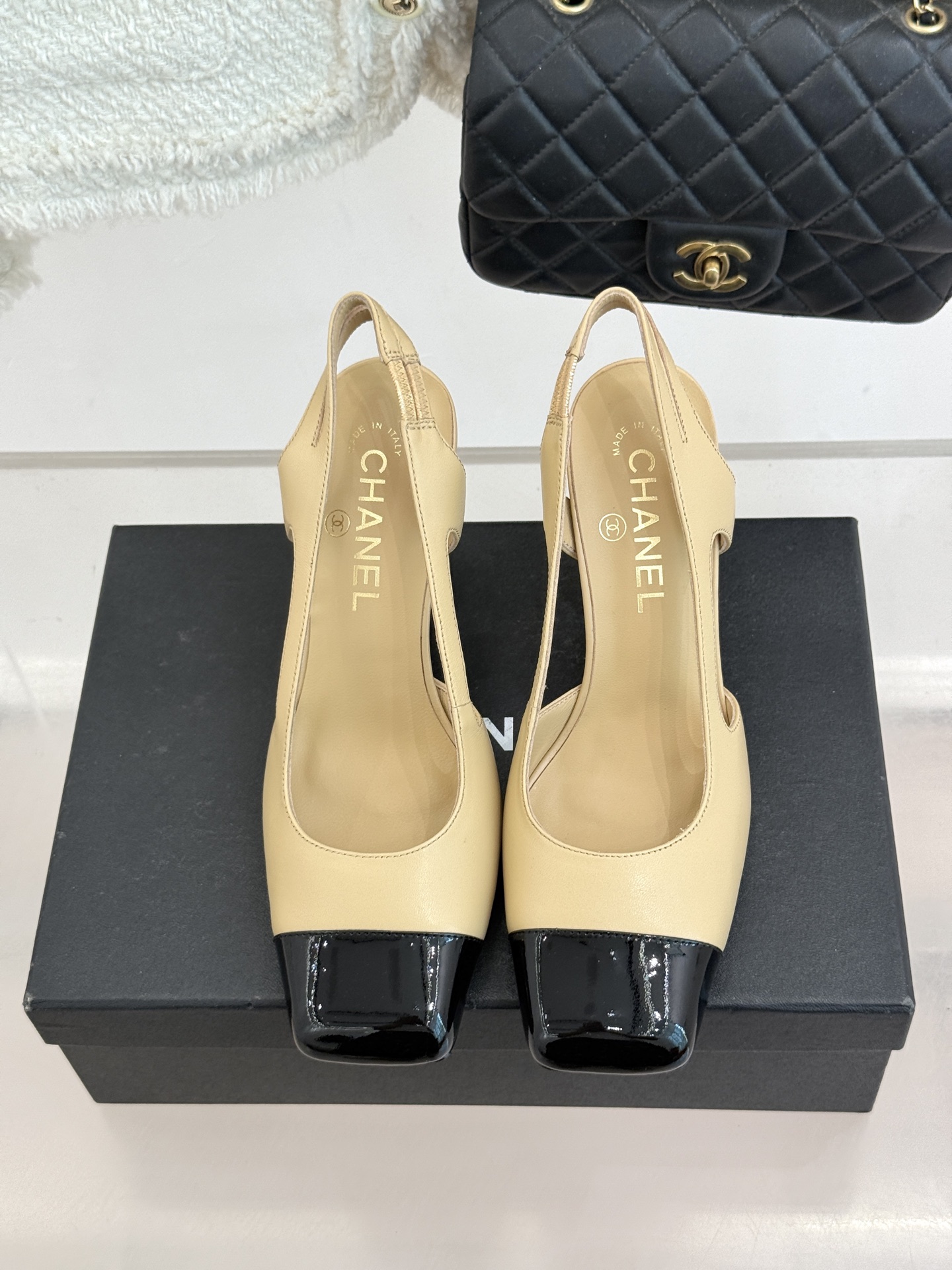 CHANE*｜小香26P新品拼色后空方头粗跟凉鞋以经典双色美学重构当代优雅。匠心拼色设计 利落方头线条利