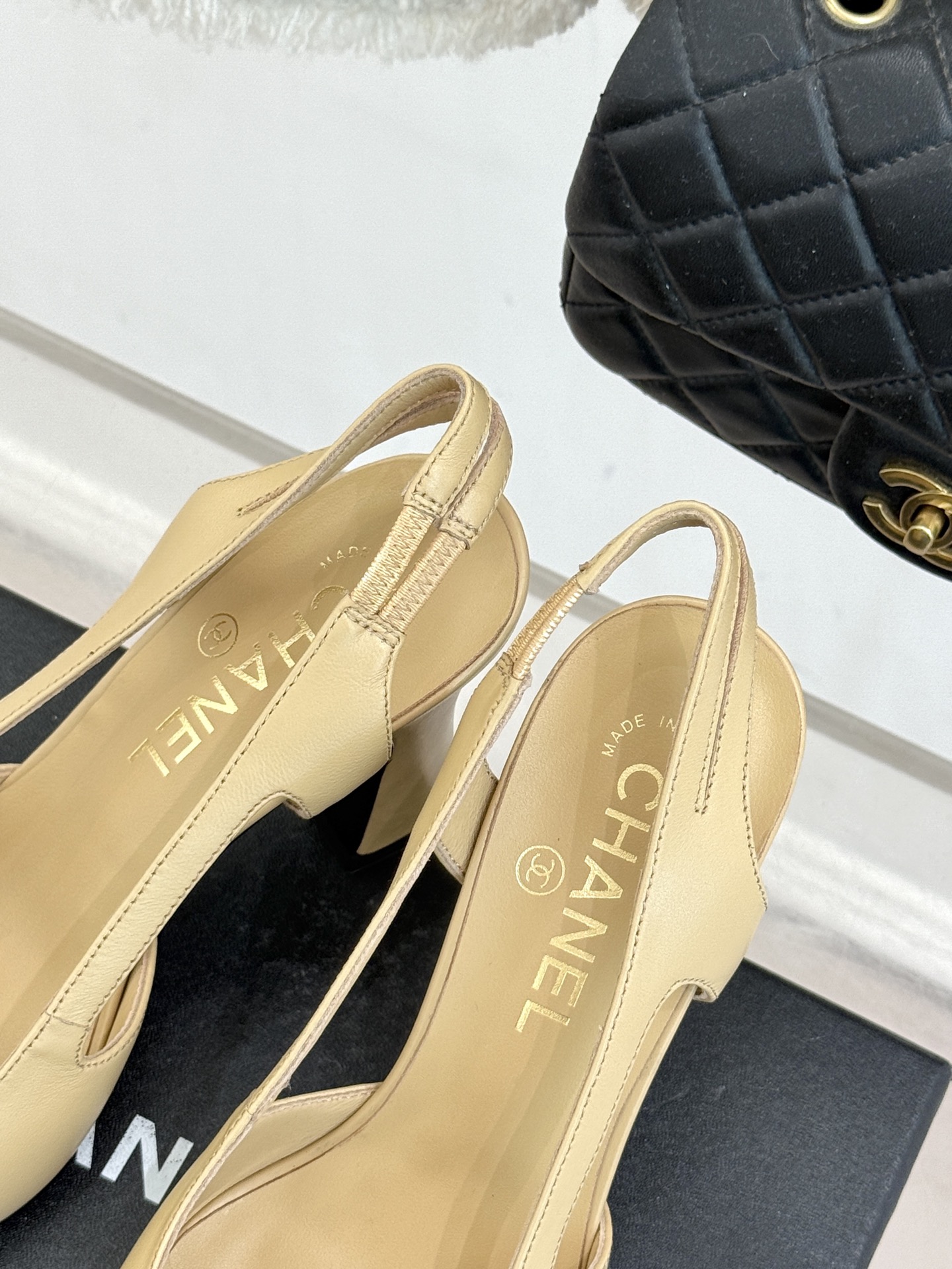 CHANE*｜小香26P新品拼色后空方头粗跟凉鞋以经典双色美学重构当代优雅。匠心拼色设计 利落方头线条利