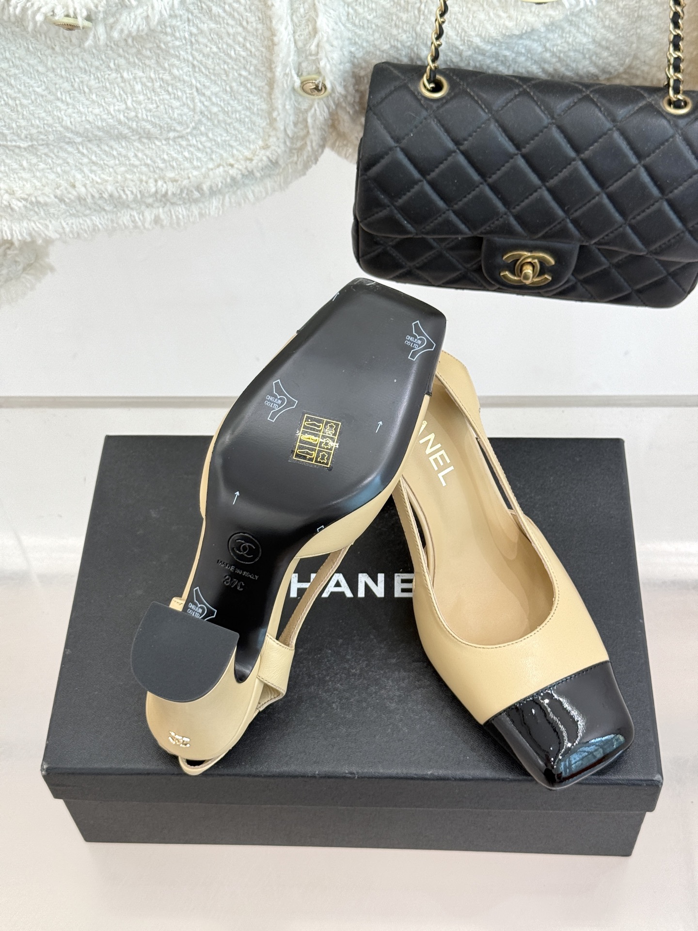 CHANE*｜小香26P新品拼色后空方头粗跟凉鞋以经典双色美学重构当代优雅。匠心拼色设计 利落方头线条利