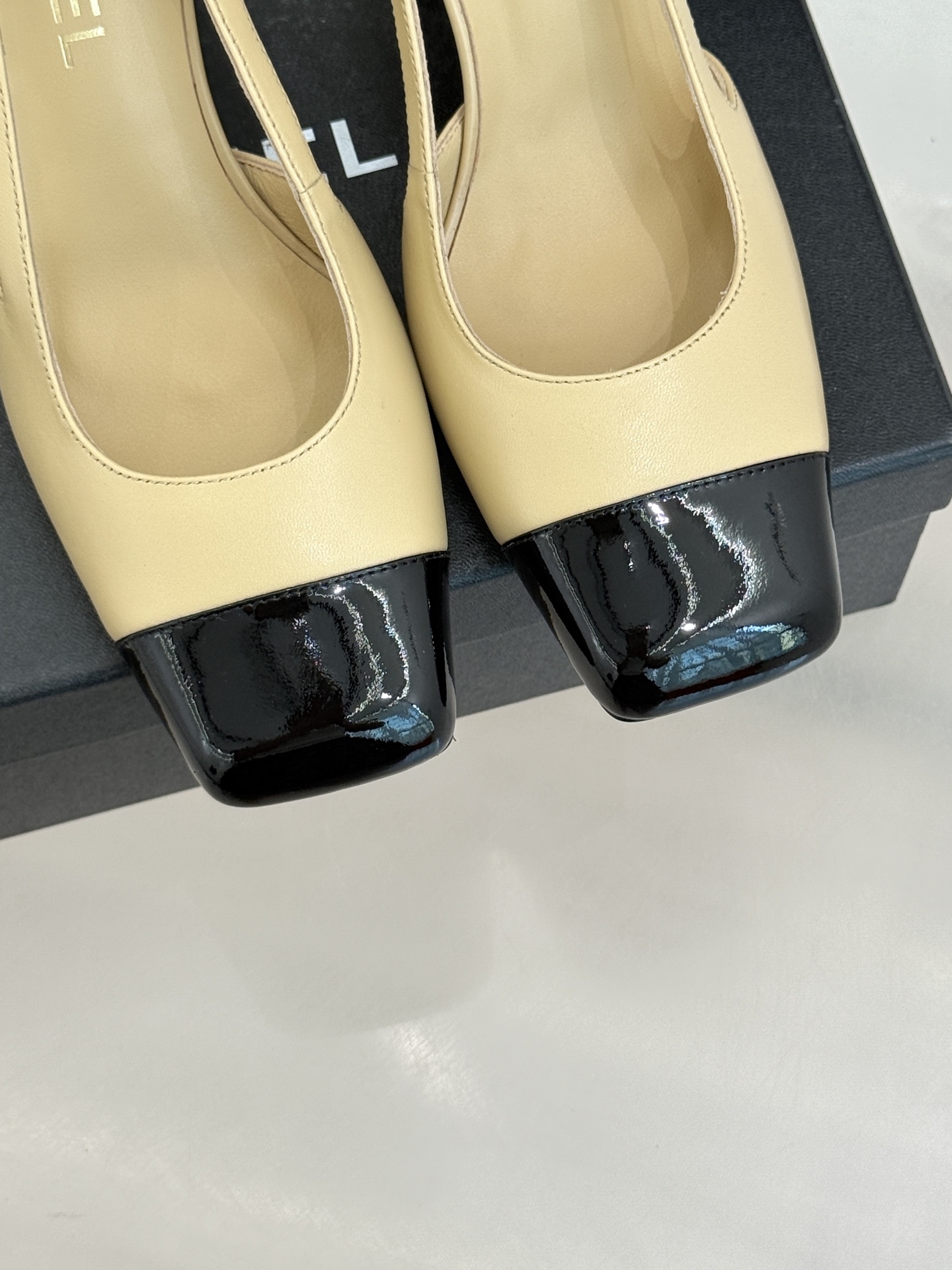 CHANE*｜小香26P新品拼色后空方头粗跟凉鞋以经典双色美学重构当代优雅。匠心拼色设计 利落方头线条利