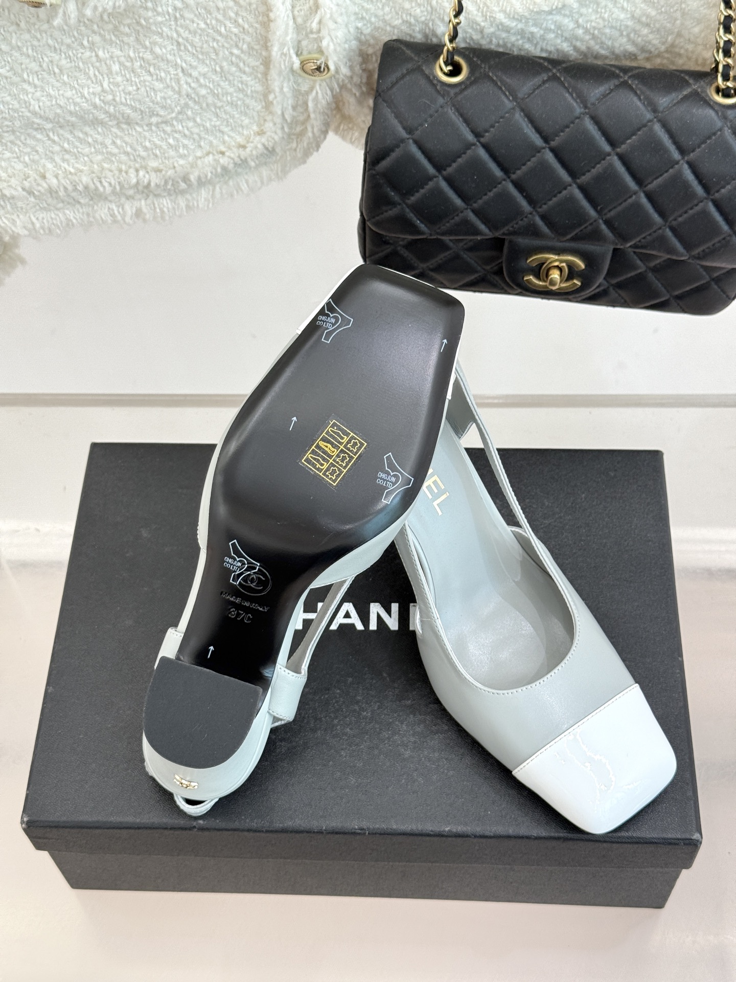 CHANE*｜小香26P新品拼色后空方头粗跟凉鞋以经典双色美学重构当代优雅。匠心拼色设计 利落方头线条利