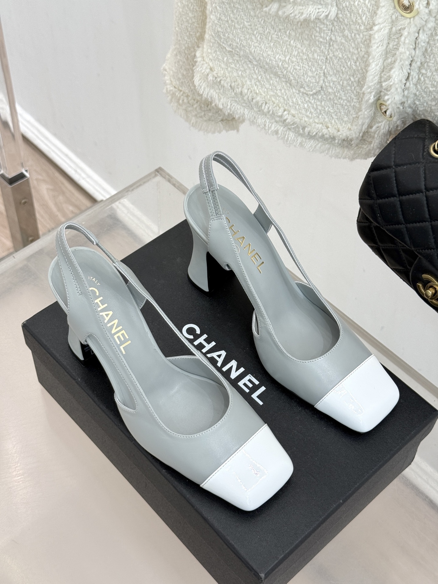 CHANE*｜小香26P新品拼色后空方头粗跟凉鞋以经典双色美学重构当代优雅。匠心拼色设计 利落方头线条利