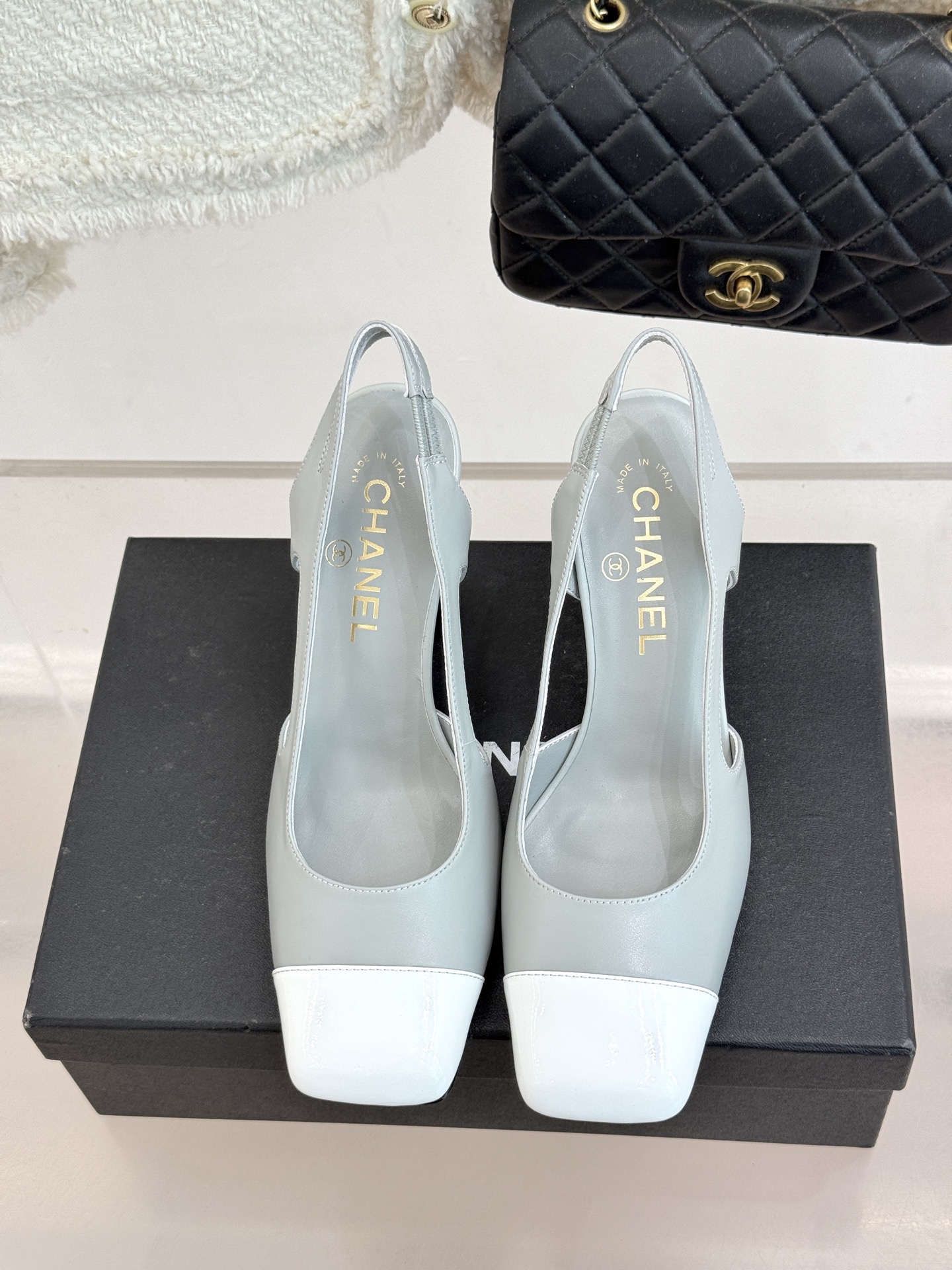 CHANE*｜小香26P新品拼色后空方头粗跟凉鞋以经典双色美学重构当代优雅。匠心拼色设计 利落方头线条利