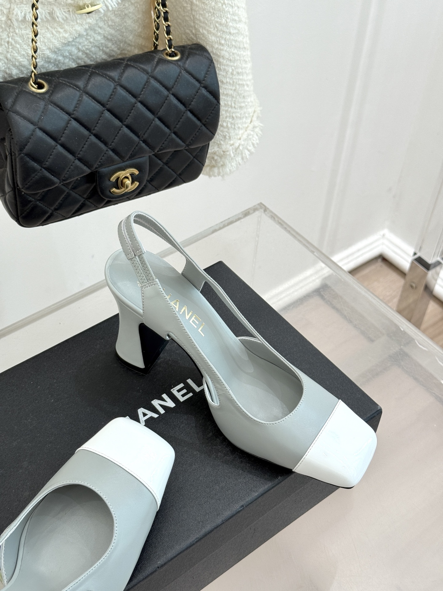 CHANE*｜小香26P新品拼色后空方头粗跟凉鞋以经典双色美学重构当代优雅。匠心拼色设计 利落方头线条利