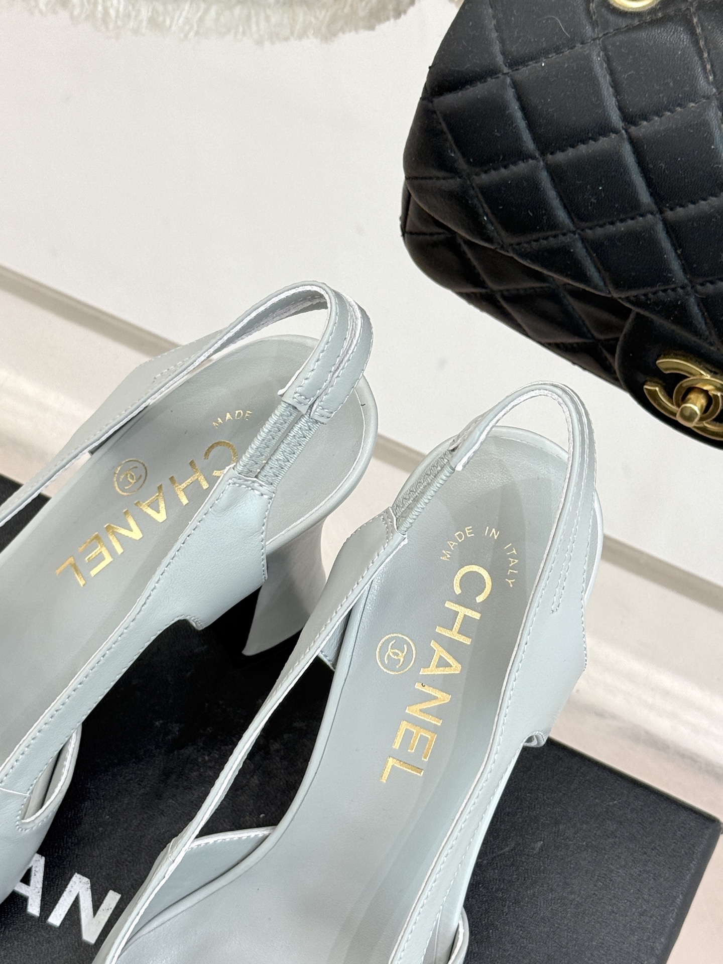 CHANE*｜小香26P新品拼色后空方头粗跟凉鞋以经典双色美学重构当代优雅。匠心拼色设计 利落方头线条利