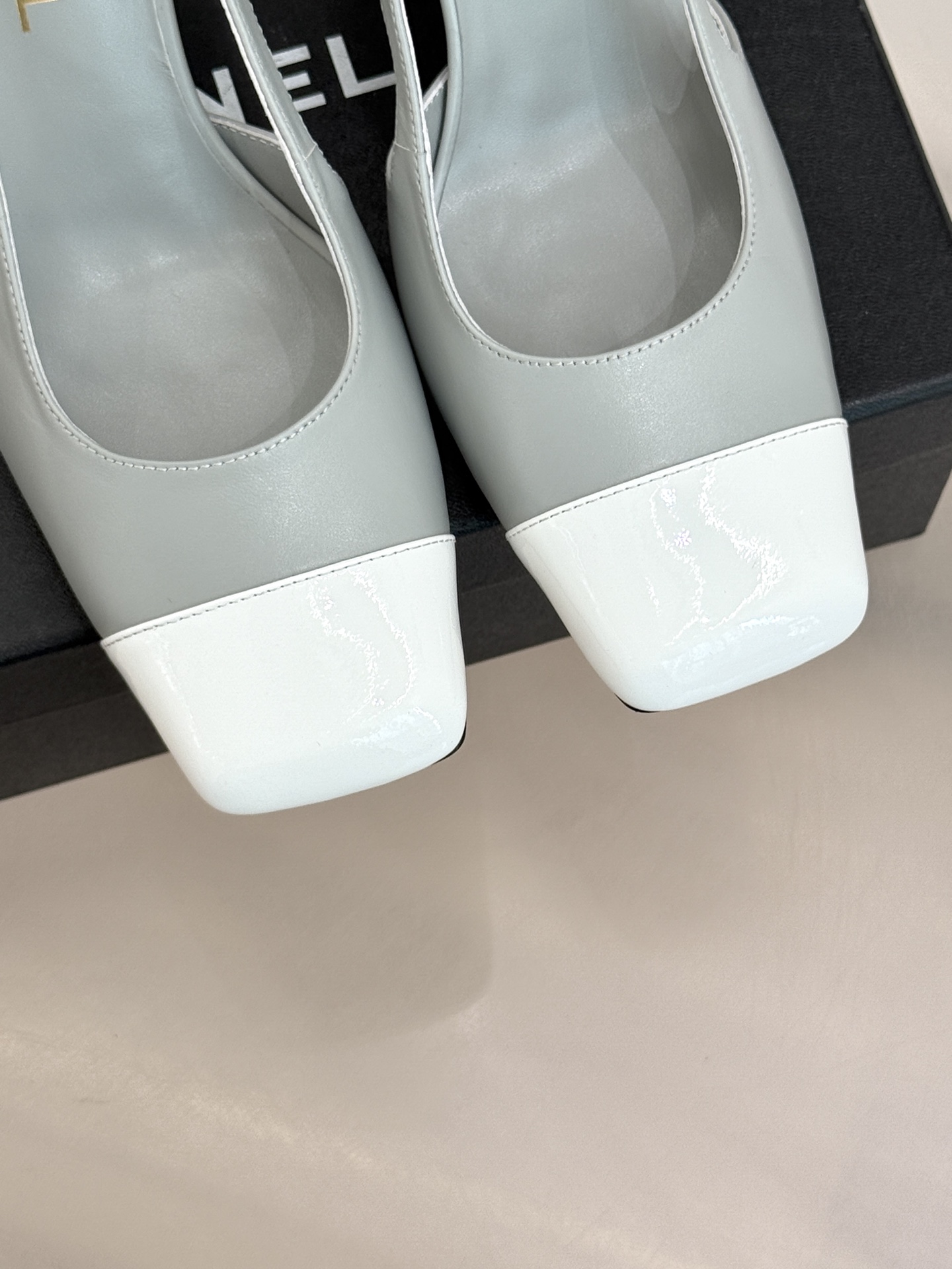 CHANE*｜小香26P新品拼色后空方头粗跟凉鞋以经典双色美学重构当代优雅。匠心拼色设计 利落方头线条利