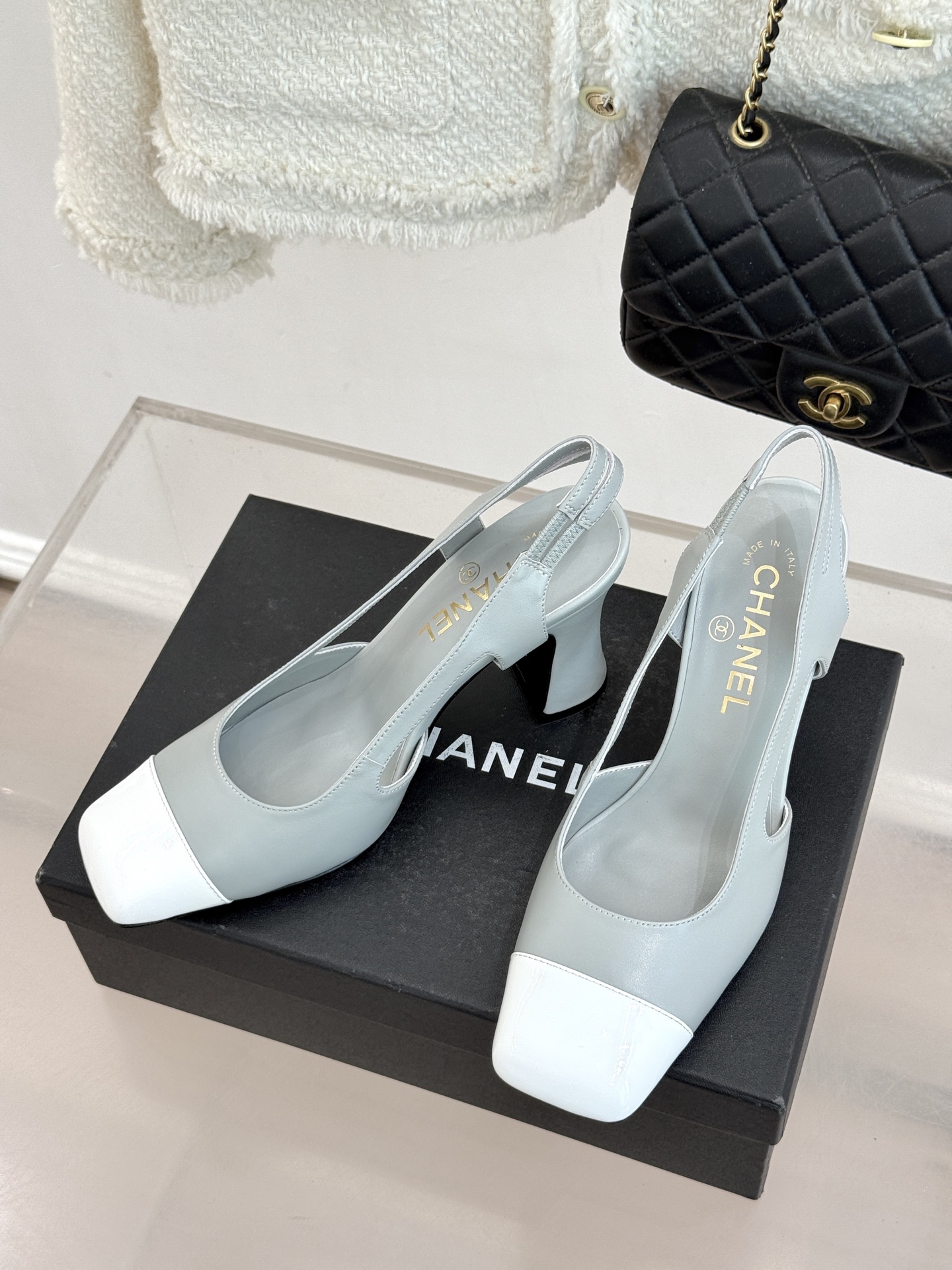 CHANE*｜小香26P新品拼色后空方头粗跟凉鞋以经典双色美学重构当代优雅。匠心拼色设计 利落方头线条利