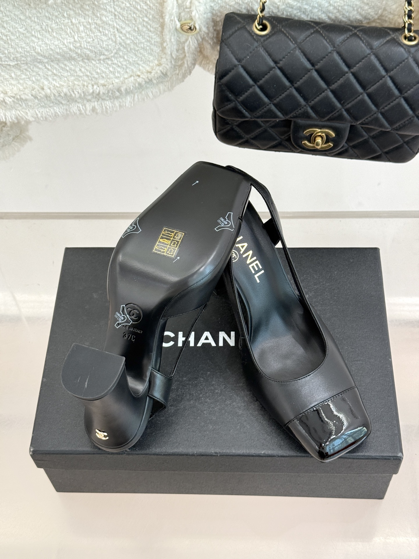 CHANE*｜小香26P新品拼色后空方头粗跟凉鞋以经典双色美学重构当代优雅。匠心拼色设计 利落方头线条利