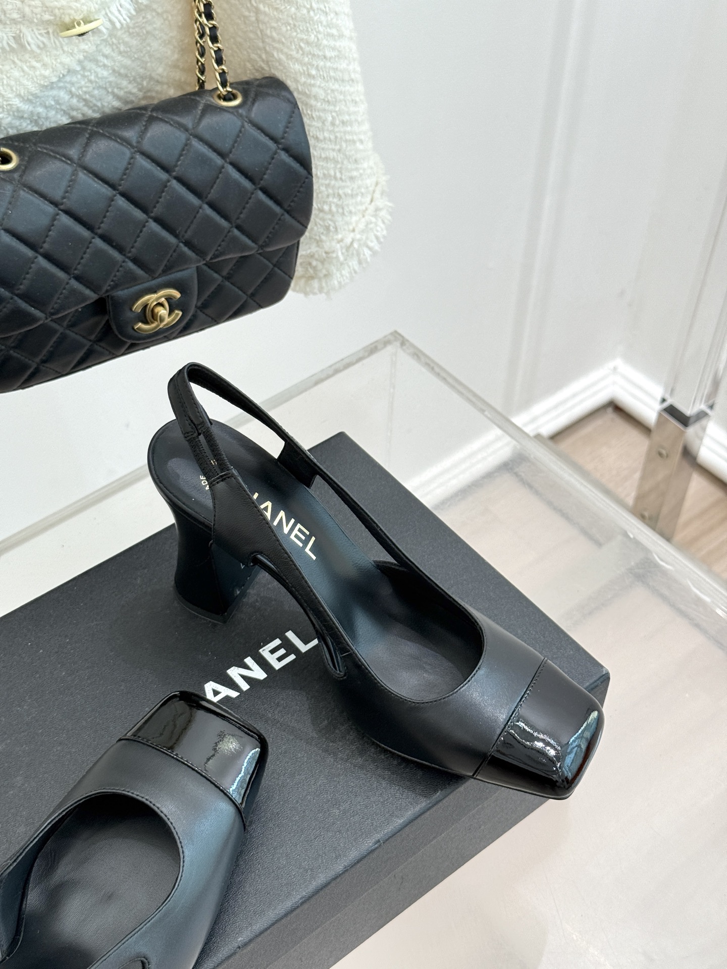 CHANE*｜小香26P新品拼色后空方头粗跟凉鞋以经典双色美学重构当代优雅。匠心拼色设计 利落方头线条利