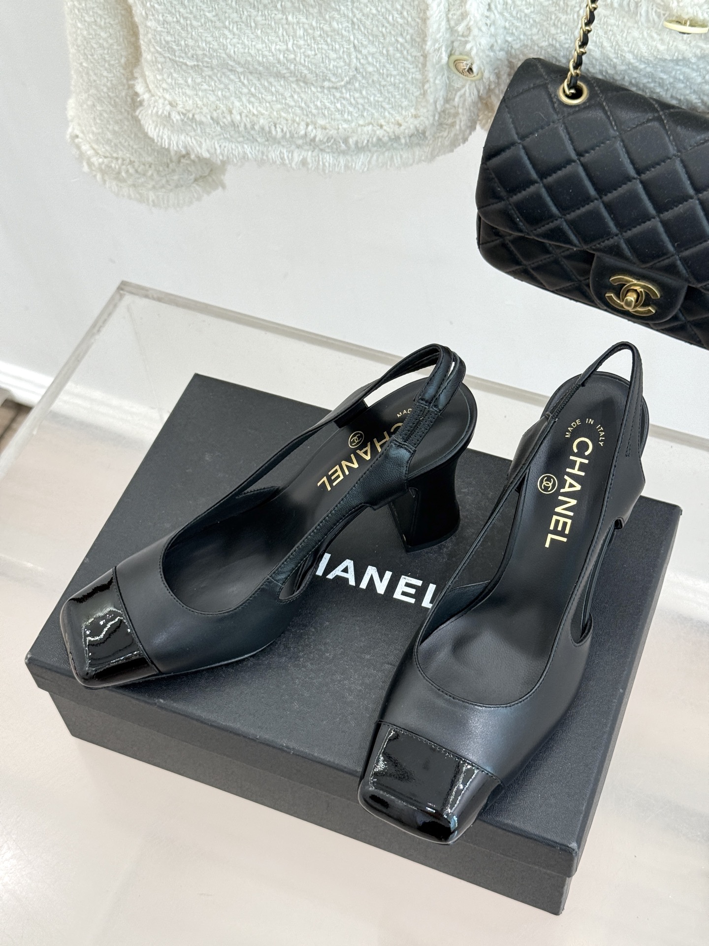 CHANE*｜小香26P新品拼色后空方头粗跟凉鞋以经典双色美学重构当代优雅。匠心拼色设计 利落方头线条利