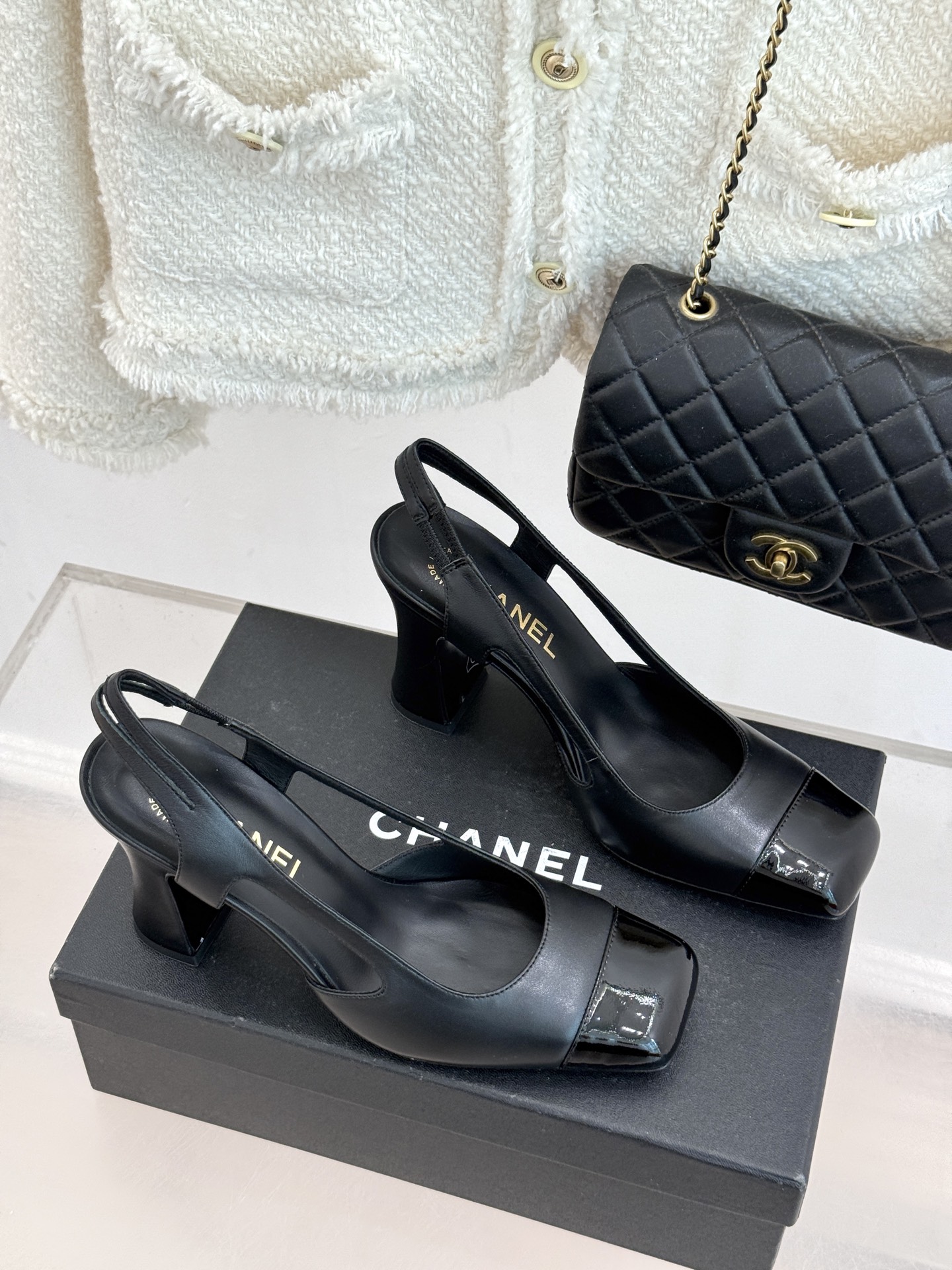 CHANE*｜小香26P新品拼色后空方头粗跟凉鞋以经典双色美学重构当代优雅。匠心拼色设计 利落方头线条利